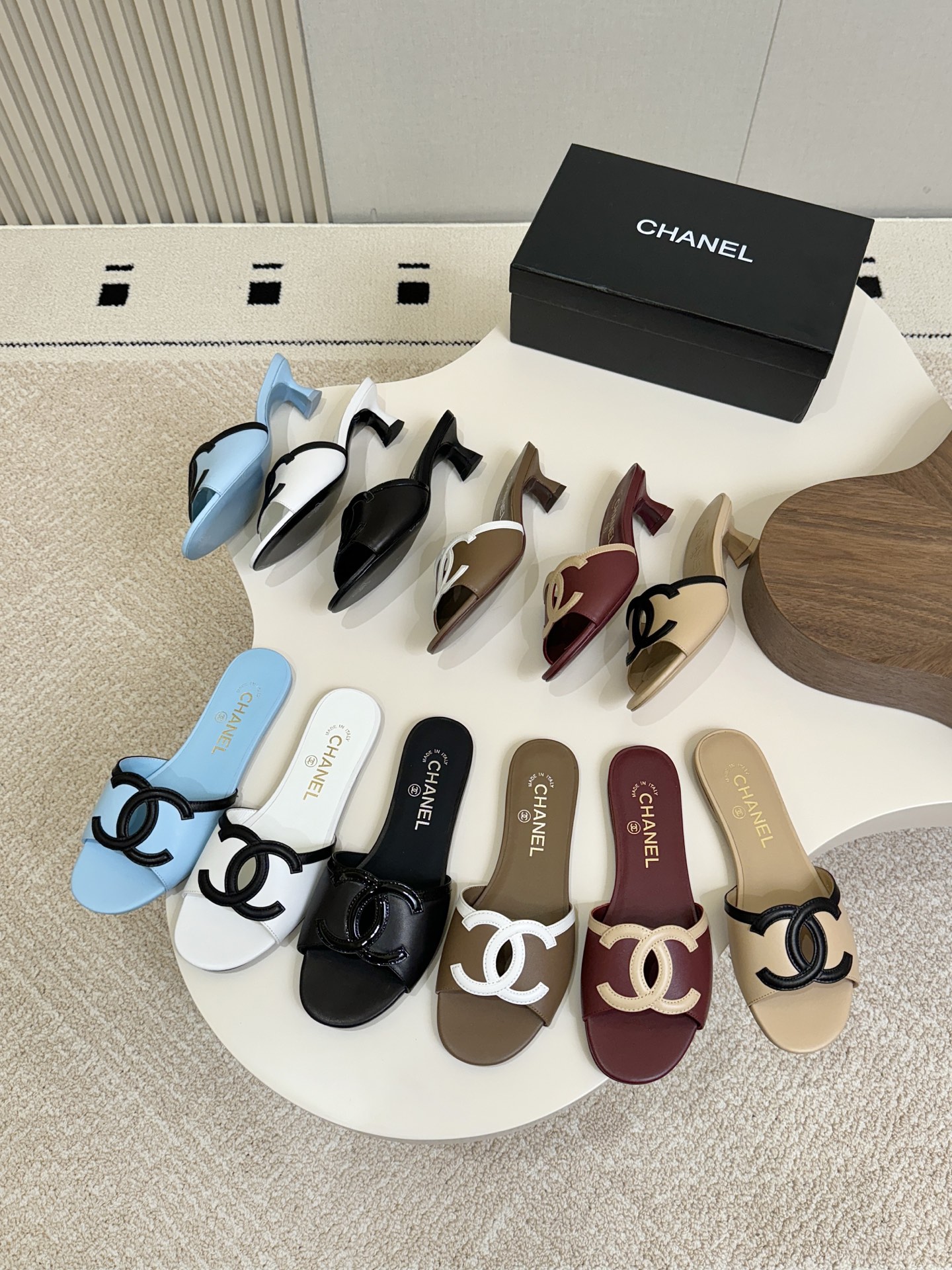 NO:903498,Chanel/Chanel - the latest spring and summer style double C color matching flat slippers/mid-heeled slippers... classic double C logo contrasting color splicing simple open-toe slippers design; original lasting technology, casual and elegant on the feet, comfortable and not worn for a long time!  First-layer cowhide surface; sheepskin lining, genuine leather outsole, mid-heel about 5cm 35-40 (34, 41, 42 are custom-made and non-returnable) flat/mid-heel, slippers, chanel, chanel, slippers, cowhide, sheepskin, Leather soles19860909Chanel/香奈儿——最新春夏款双C拼色平底拖鞋/中跟拖鞋…… 经典双C标识撞色拼接简约露趾拖鞋设计；原版套楦工艺,上脚随性显气质,久穿舒适不磨脚！ 头层牛皮面；羊皮内里,真皮大底,中跟约5cm 35—40（34,41,42定做不退换）平底/中跟,拖鞋,chanel,chanel,slippers,cowhide,sheepskin,Leather soles,Women's Shoes