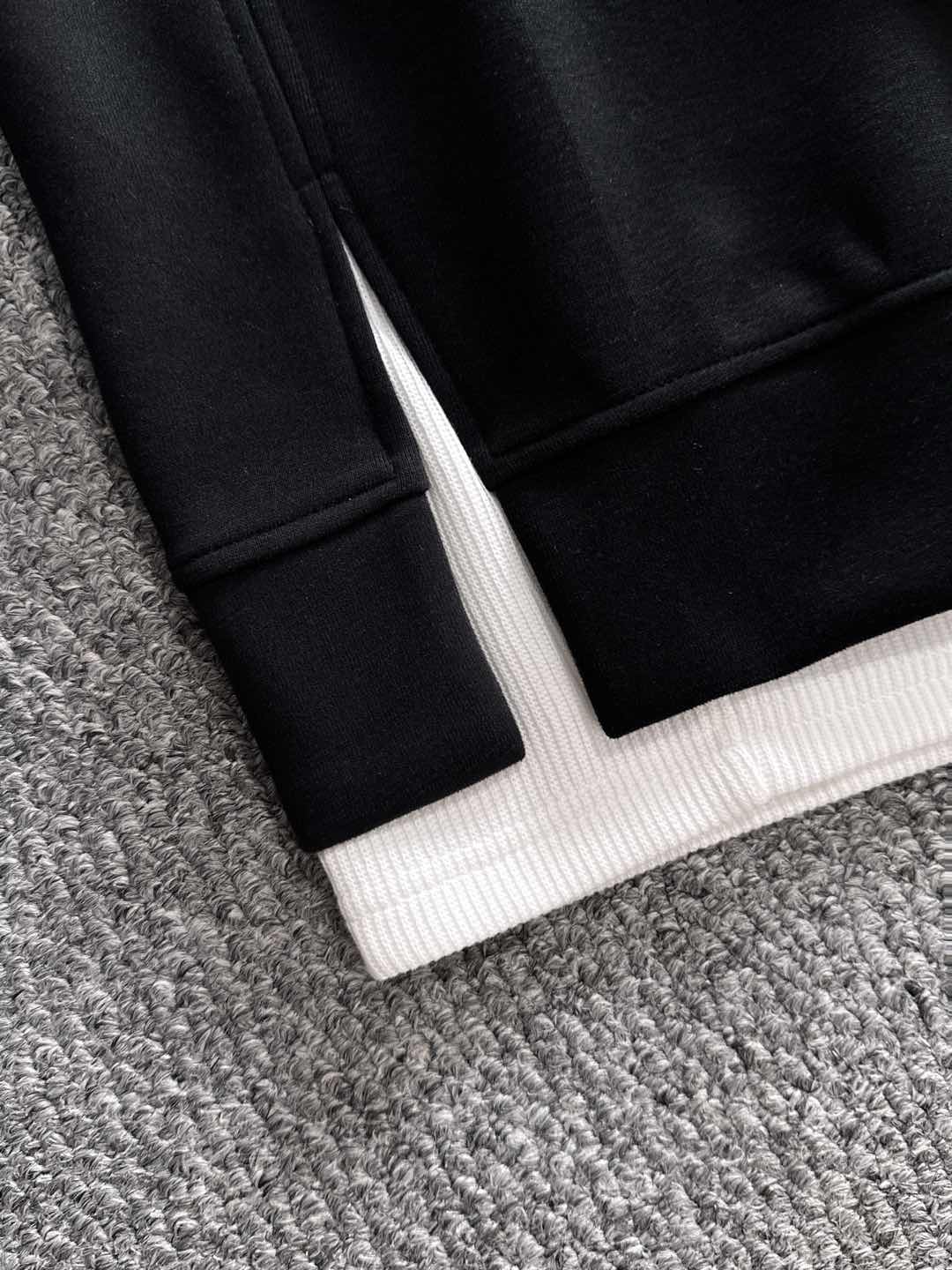 P230   蒙口独家首发25ss秋冬新款翻领卫衣长袖男女同款 众多明星同款 一般小作坊根本复制不了的工艺 不管是材质还是细节还原度以及工艺制作方面不惧任何挑战，只为给大家奉献绝妙产物 顶级原单版本随意对比 不惜成本只为做的更好 独一无二的进口面料手感 纯进口德国机器生产 精密操作万针密度 全套新款辅料三标同步定制齐全 上身百搭时尚 秋冬季节的完美选择穿搭必备单品 
码数表：m-3XL （下单报身高体重