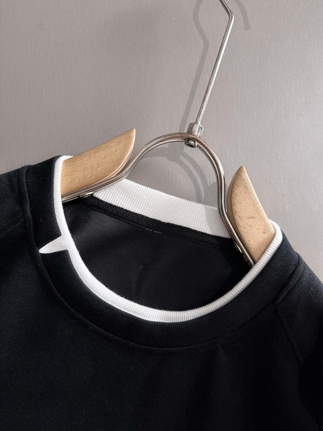 P230   蒙口独家首发25ss秋冬新款翻领卫衣长袖男女同款 众多明星同款 一般小作坊根本复制不了的工艺 不管是材质还是细节还原度以及工艺制作方面不惧任何挑战，只为给大家奉献绝妙产物 顶级原单版本随意对比 不惜成本只为做的更好 独一无二的进口面料手感 纯进口德国机器生产 精密操作万针密度 全套新款辅料三标同步定制齐全 上身百搭时尚 秋冬季节的完美选择穿搭必备单品 
码数表：m-3XL （下单报身高体重