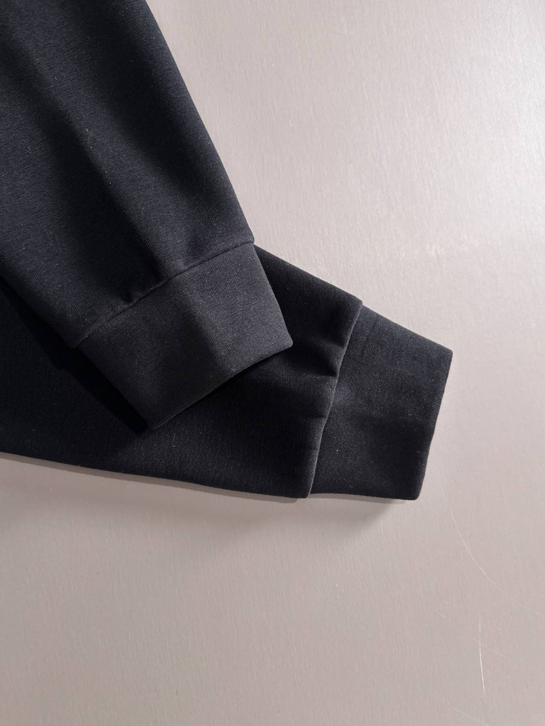 P230   蒙口独家首发25ss秋冬新款翻领卫衣长袖男女同款 众多明星同款 一般小作坊根本复制不了的工艺 不管是材质还是细节还原度以及工艺制作方面不惧任何挑战，只为给大家奉献绝妙产物 顶级原单版本随意对比 不惜成本只为做的更好 独一无二的进口面料手感 纯进口德国机器生产 精密操作万针密度 全套新款辅料三标同步定制齐全 上身百搭时尚 秋冬季节的完美选择穿搭必备单品 
码数表：m-3XL （下单报身高体重