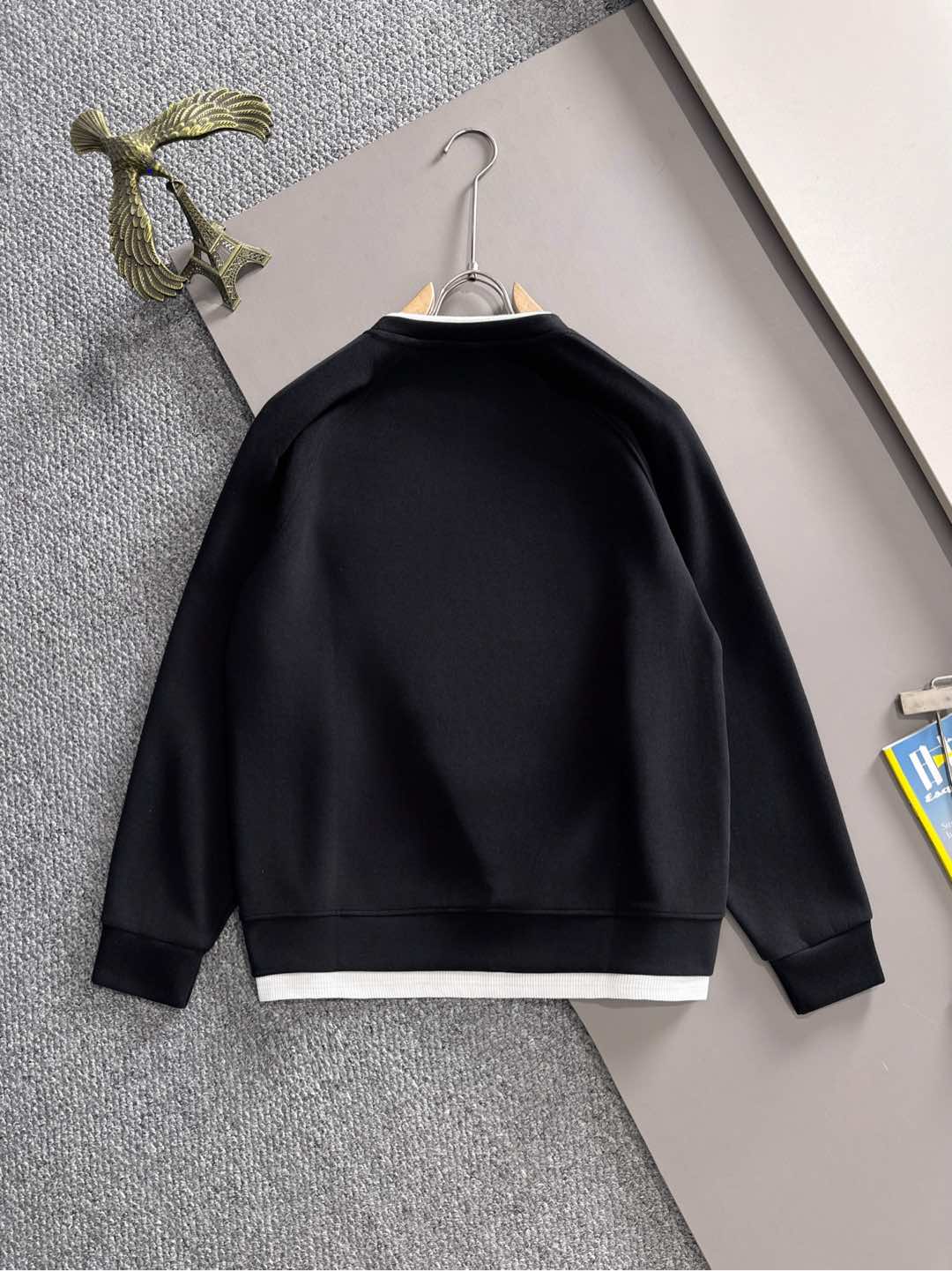 P230   蒙口独家首发25ss秋冬新款翻领卫衣长袖男女同款 众多明星同款 一般小作坊根本复制不了的工艺 不管是材质还是细节还原度以及工艺制作方面不惧任何挑战，只为给大家奉献绝妙产物 顶级原单版本随意对比 不惜成本只为做的更好 独一无二的进口面料手感 纯进口德国机器生产 精密操作万针密度 全套新款辅料三标同步定制齐全 上身百搭时尚 秋冬季节的完美选择穿搭必备单品 
码数表：m-3XL （下单报身高体重