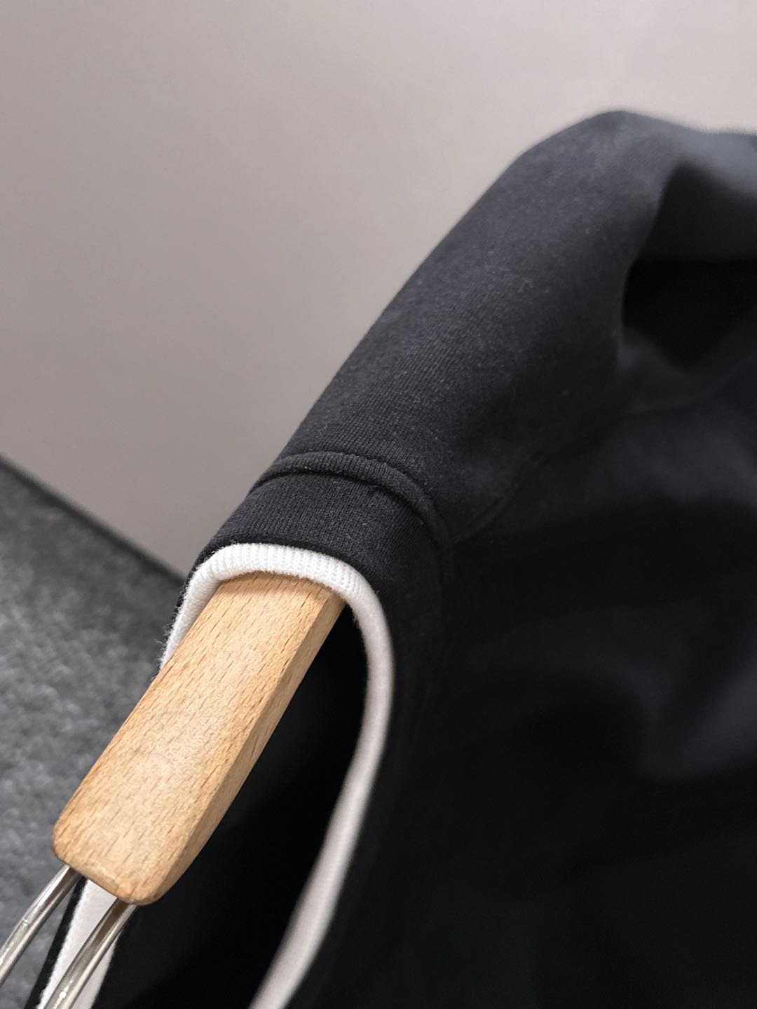 P230   蒙口独家首发25ss秋冬新款翻领卫衣长袖男女同款 众多明星同款 一般小作坊根本复制不了的工艺 不管是材质还是细节还原度以及工艺制作方面不惧任何挑战，只为给大家奉献绝妙产物 顶级原单版本随意对比 不惜成本只为做的更好 独一无二的进口面料手感 纯进口德国机器生产 精密操作万针密度 全套新款辅料三标同步定制齐全 上身百搭时尚 秋冬季节的完美选择穿搭必备单品 
码数表：m-3XL （下单报身高体重