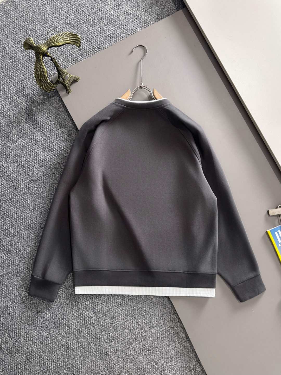 P230   蒙口独家首发25ss秋冬新款翻领卫衣长袖男女同款 众多明星同款 一般小作坊根本复制不了的工艺 不管是材质还是细节还原度以及工艺制作方面不惧任何挑战，只为给大家奉献绝妙产物 顶级原单版本随意对比 不惜成本只为做的更好 独一无二的进口面料手感 纯进口德国机器生产 精密操作万针密度 全套新款辅料三标同步定制齐全 上身百搭时尚 秋冬季节的完美选择穿搭必备单品 
码数表：m-3XL （下单报身高体重