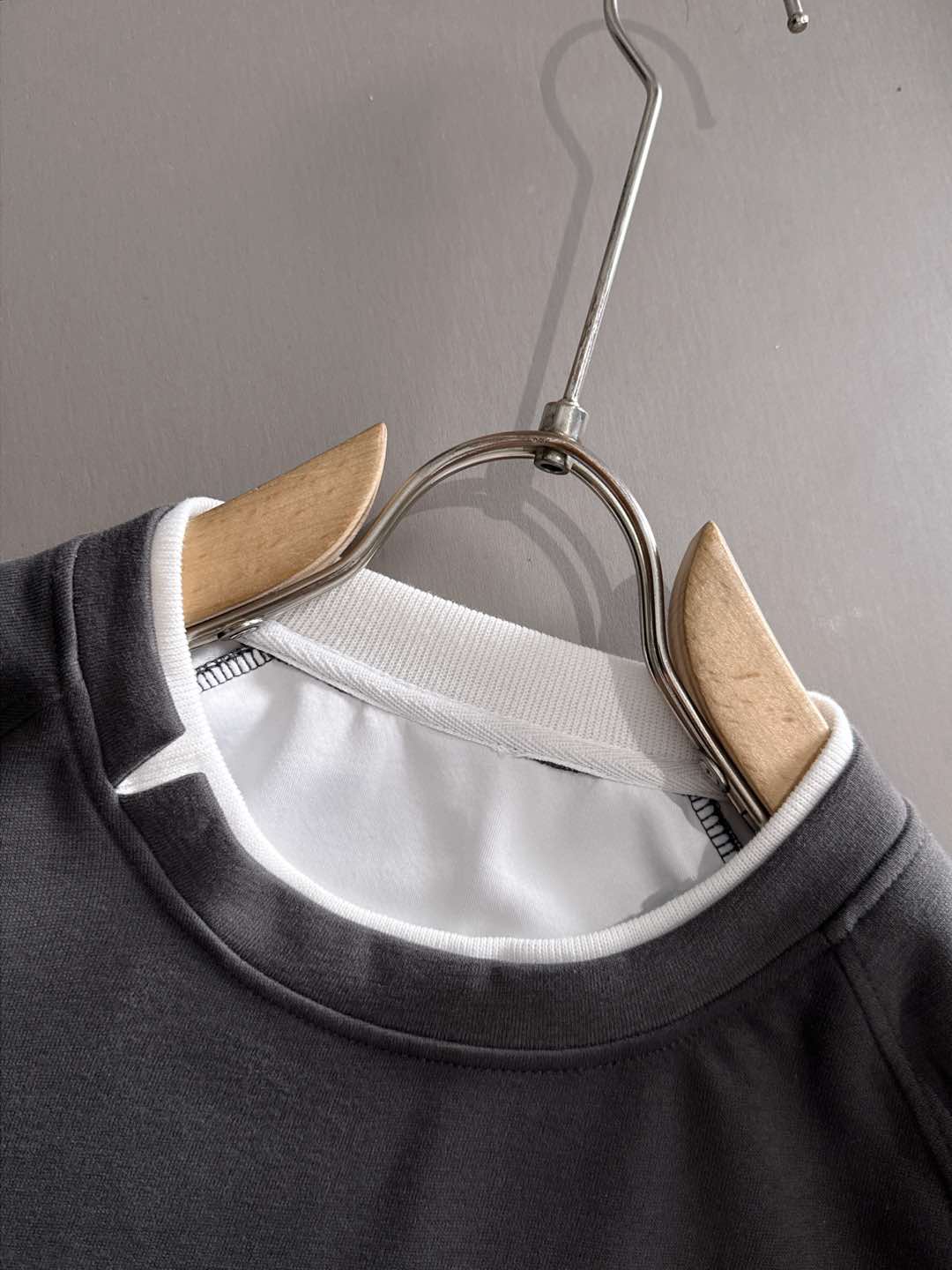 P230   蒙口独家首发25ss秋冬新款翻领卫衣长袖男女同款 众多明星同款 一般小作坊根本复制不了的工艺 不管是材质还是细节还原度以及工艺制作方面不惧任何挑战，只为给大家奉献绝妙产物 顶级原单版本随意对比 不惜成本只为做的更好 独一无二的进口面料手感 纯进口德国机器生产 精密操作万针密度 全套新款辅料三标同步定制齐全 上身百搭时尚 秋冬季节的完美选择穿搭必备单品 
码数表：m-3XL （下单报身高体重