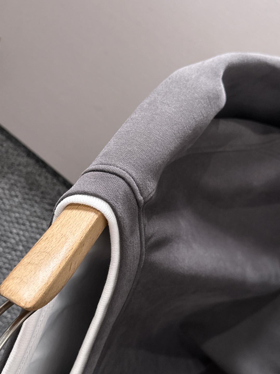 P230   蒙口独家首发25ss秋冬新款翻领卫衣长袖男女同款 众多明星同款 一般小作坊根本复制不了的工艺 不管是材质还是细节还原度以及工艺制作方面不惧任何挑战，只为给大家奉献绝妙产物 顶级原单版本随意对比 不惜成本只为做的更好 独一无二的进口面料手感 纯进口德国机器生产 精密操作万针密度 全套新款辅料三标同步定制齐全 上身百搭时尚 秋冬季节的完美选择穿搭必备单品 
码数表：m-3XL （下单报身高体重