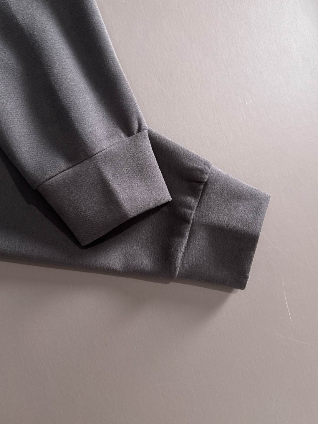 P230   蒙口独家首发25ss秋冬新款翻领卫衣长袖男女同款 众多明星同款 一般小作坊根本复制不了的工艺 不管是材质还是细节还原度以及工艺制作方面不惧任何挑战，只为给大家奉献绝妙产物 顶级原单版本随意对比 不惜成本只为做的更好 独一无二的进口面料手感 纯进口德国机器生产 精密操作万针密度 全套新款辅料三标同步定制齐全 上身百搭时尚 秋冬季节的完美选择穿搭必备单品 
码数表：m-3XL （下单报身高体重