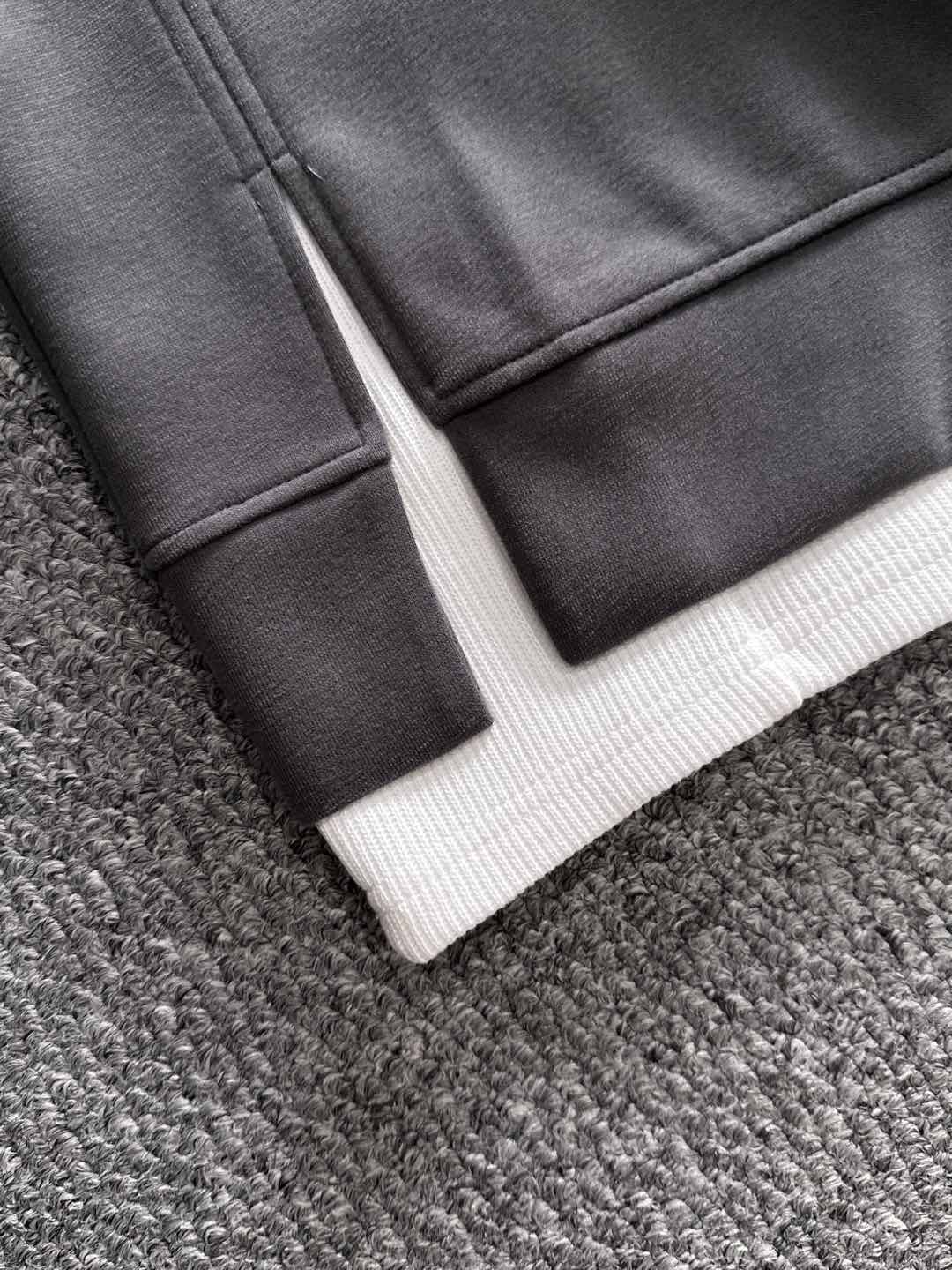 P230   蒙口独家首发25ss秋冬新款翻领卫衣长袖男女同款 众多明星同款 一般小作坊根本复制不了的工艺 不管是材质还是细节还原度以及工艺制作方面不惧任何挑战，只为给大家奉献绝妙产物 顶级原单版本随意对比 不惜成本只为做的更好 独一无二的进口面料手感 纯进口德国机器生产 精密操作万针密度 全套新款辅料三标同步定制齐全 上身百搭时尚 秋冬季节的完美选择穿搭必备单品 
码数表：m-3XL （下单报身高体重