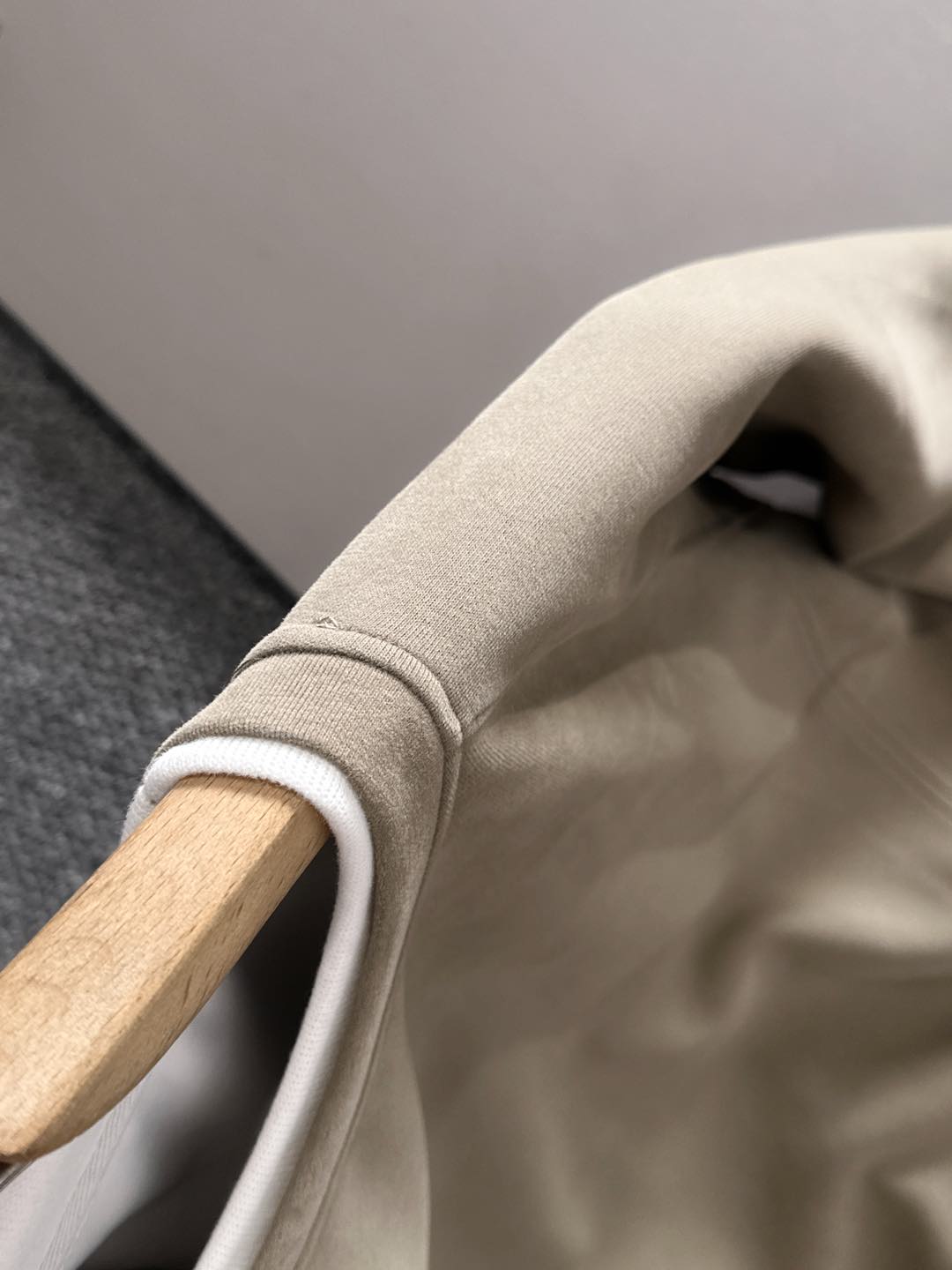 P230   蒙口独家首发25ss秋冬新款翻领卫衣长袖男女同款 众多明星同款 一般小作坊根本复制不了的工艺 不管是材质还是细节还原度以及工艺制作方面不惧任何挑战，只为给大家奉献绝妙产物 顶级原单版本随意对比 不惜成本只为做的更好 独一无二的进口面料手感 纯进口德国机器生产 精密操作万针密度 全套新款辅料三标同步定制齐全 上身百搭时尚 秋冬季节的完美选择穿搭必备单品 
码数表：m-3XL （下单报身高体重