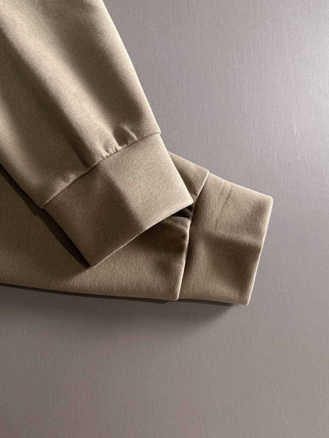 P230   蒙口独家首发25ss秋冬新款翻领卫衣长袖男女同款 众多明星同款 一般小作坊根本复制不了的工艺 不管是材质还是细节还原度以及工艺制作方面不惧任何挑战，只为给大家奉献绝妙产物 顶级原单版本随意对比 不惜成本只为做的更好 独一无二的进口面料手感 纯进口德国机器生产 精密操作万针密度 全套新款辅料三标同步定制齐全 上身百搭时尚 秋冬季节的完美选择穿搭必备单品 
码数表：m-3XL （下单报身高体重