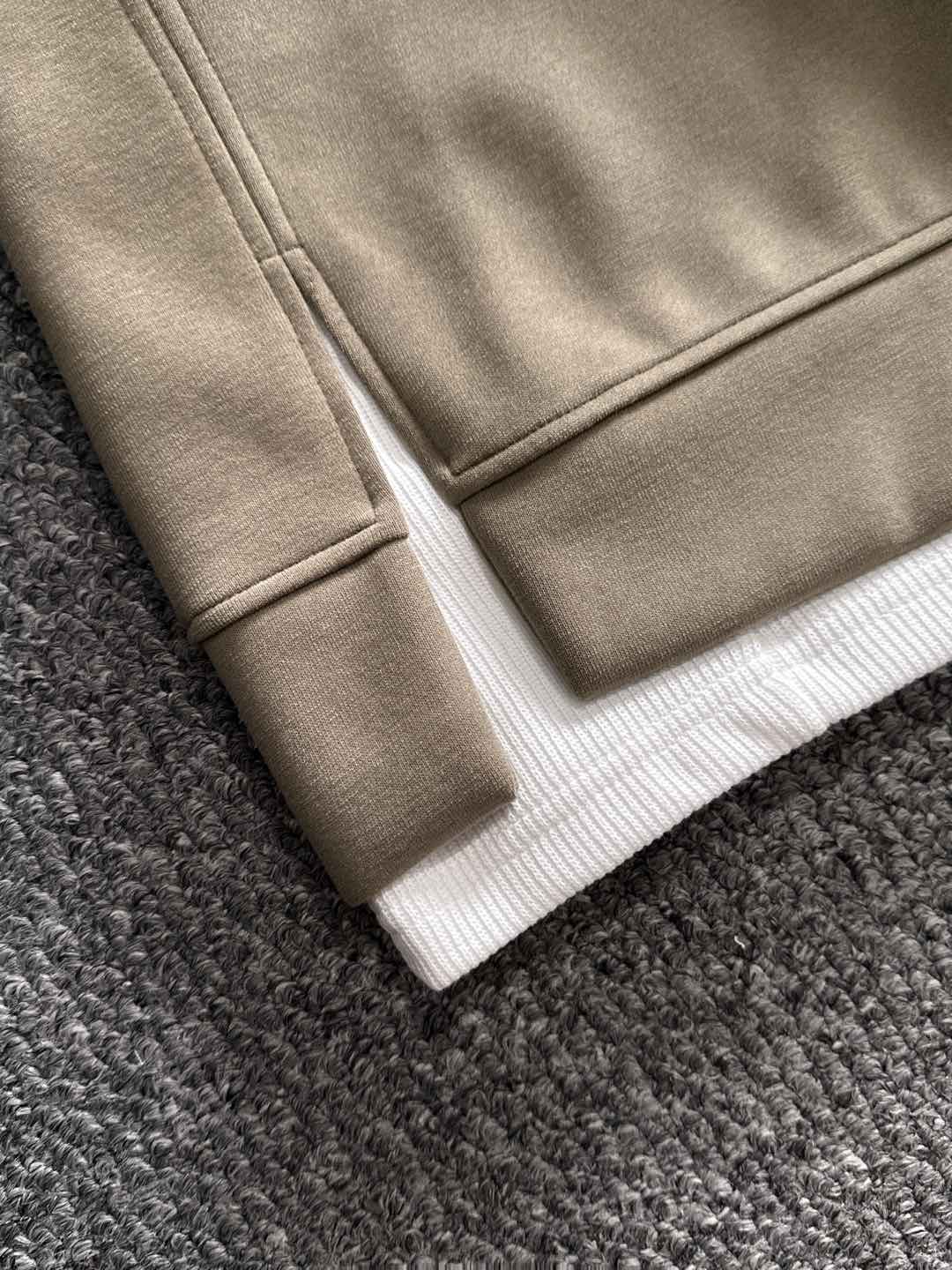 P230   蒙口独家首发25ss秋冬新款翻领卫衣长袖男女同款 众多明星同款 一般小作坊根本复制不了的工艺 不管是材质还是细节还原度以及工艺制作方面不惧任何挑战，只为给大家奉献绝妙产物 顶级原单版本随意对比 不惜成本只为做的更好 独一无二的进口面料手感 纯进口德国机器生产 精密操作万针密度 全套新款辅料三标同步定制齐全 上身百搭时尚 秋冬季节的完美选择穿搭必备单品 
码数表：m-3XL （下单报身高体重