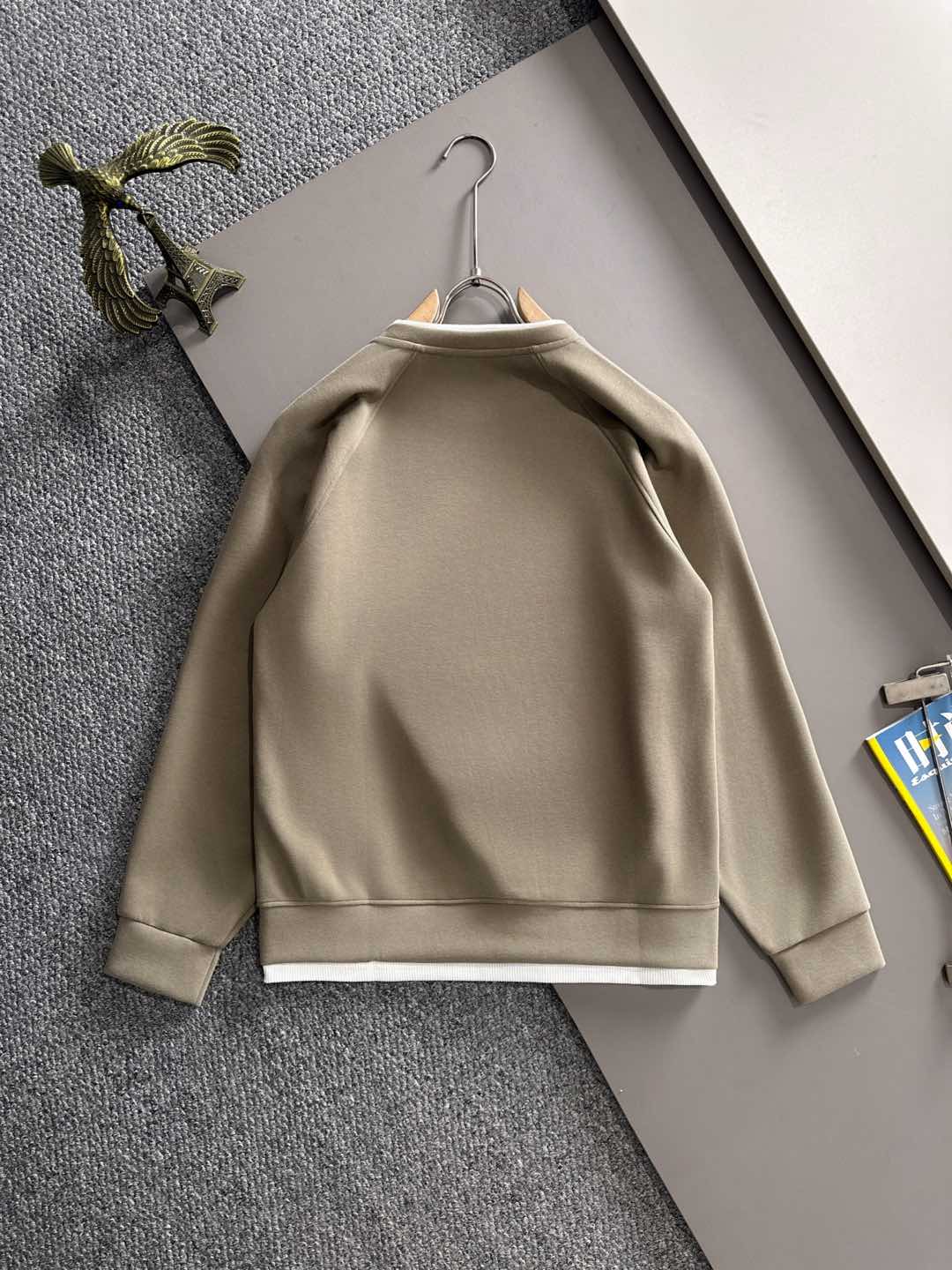 P230   蒙口独家首发25ss秋冬新款翻领卫衣长袖男女同款 众多明星同款 一般小作坊根本复制不了的工艺 不管是材质还是细节还原度以及工艺制作方面不惧任何挑战，只为给大家奉献绝妙产物 顶级原单版本随意对比 不惜成本只为做的更好 独一无二的进口面料手感 纯进口德国机器生产 精密操作万针密度 全套新款辅料三标同步定制齐全 上身百搭时尚 秋冬季节的完美选择穿搭必备单品 
码数表：m-3XL （下单报身高体重