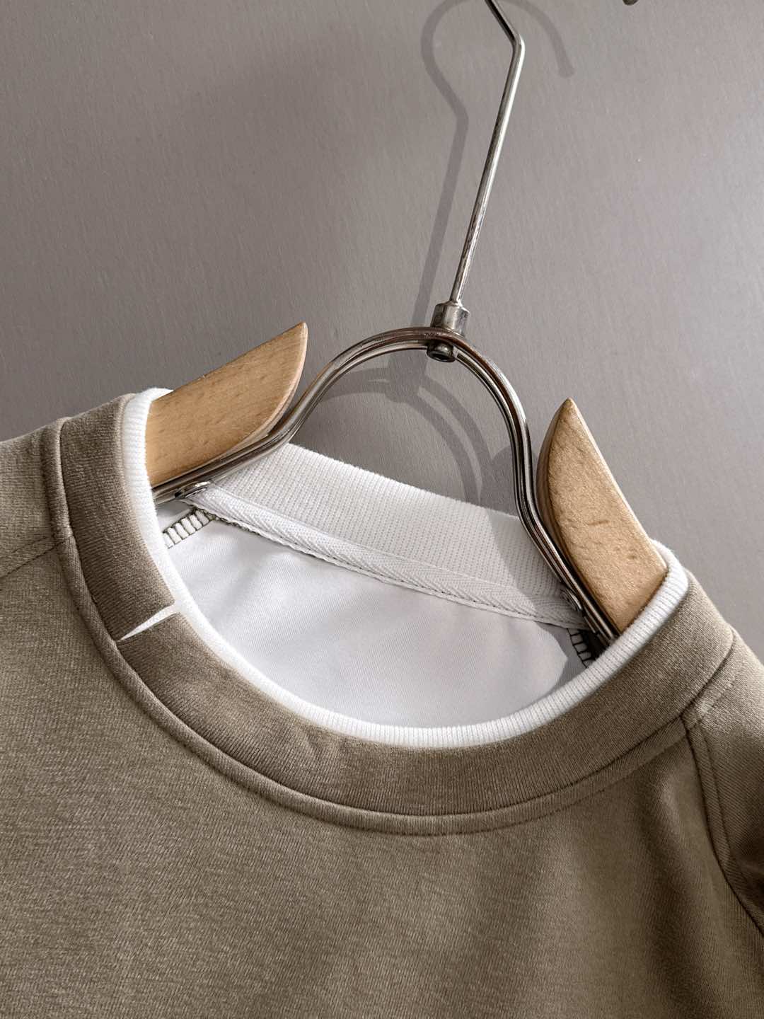 P230   蒙口独家首发25ss秋冬新款翻领卫衣长袖男女同款 众多明星同款 一般小作坊根本复制不了的工艺 不管是材质还是细节还原度以及工艺制作方面不惧任何挑战，只为给大家奉献绝妙产物 顶级原单版本随意对比 不惜成本只为做的更好 独一无二的进口面料手感 纯进口德国机器生产 精密操作万针密度 全套新款辅料三标同步定制齐全 上身百搭时尚 秋冬季节的完美选择穿搭必备单品 
码数表：m-3XL （下单报身高体重