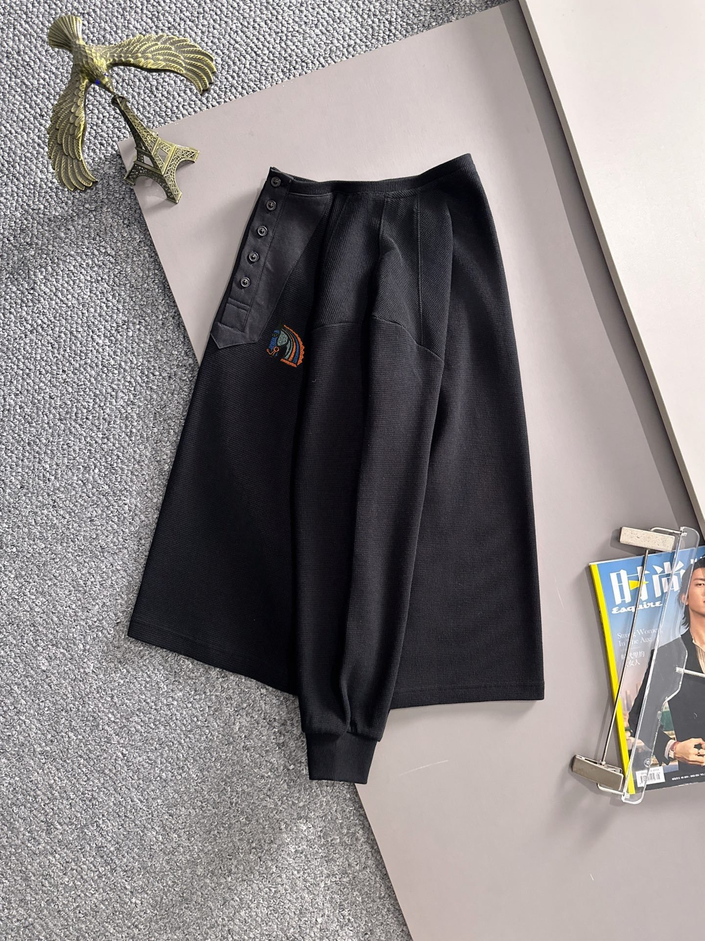 P180 


爱马仕2025长袖园领卫衣男女同款 众多明星同款，顶级原单版本 随意对比🆚面料定制定染轻微喷色做旧，面料、材质、细节与原版一致，选用专用棉麻面料 面料成本及其昂贵 比纯棉的料子要贵一倍，不惜一切成本只为做得更好  三标齐全 非市场的货与我家面料对比是天差地别，只做顶级版本!
尺码：M-4XL