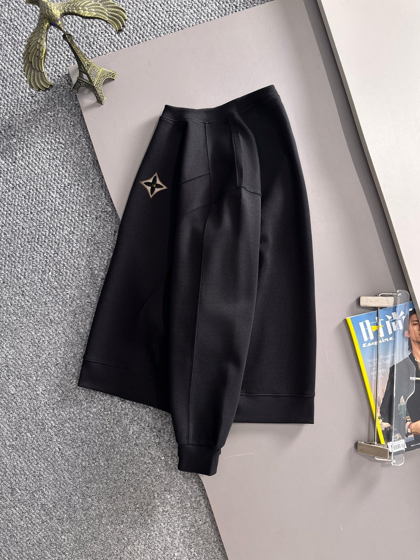 P180


 LV2025长袖园领卫衣男女同款 众多明星同款，顶级原单版本 随意对比🆚面料定制定染轻微喷色做旧，面料、材质、细节与原版一致，选用专用棉麻面料 面料成本及其昂贵 比纯棉的料子要贵一倍，不惜一切成本只为做得更好  三标齐全 非市场的货与我家面料对比是天差地别，只做顶级版本!
尺码：M-4XL