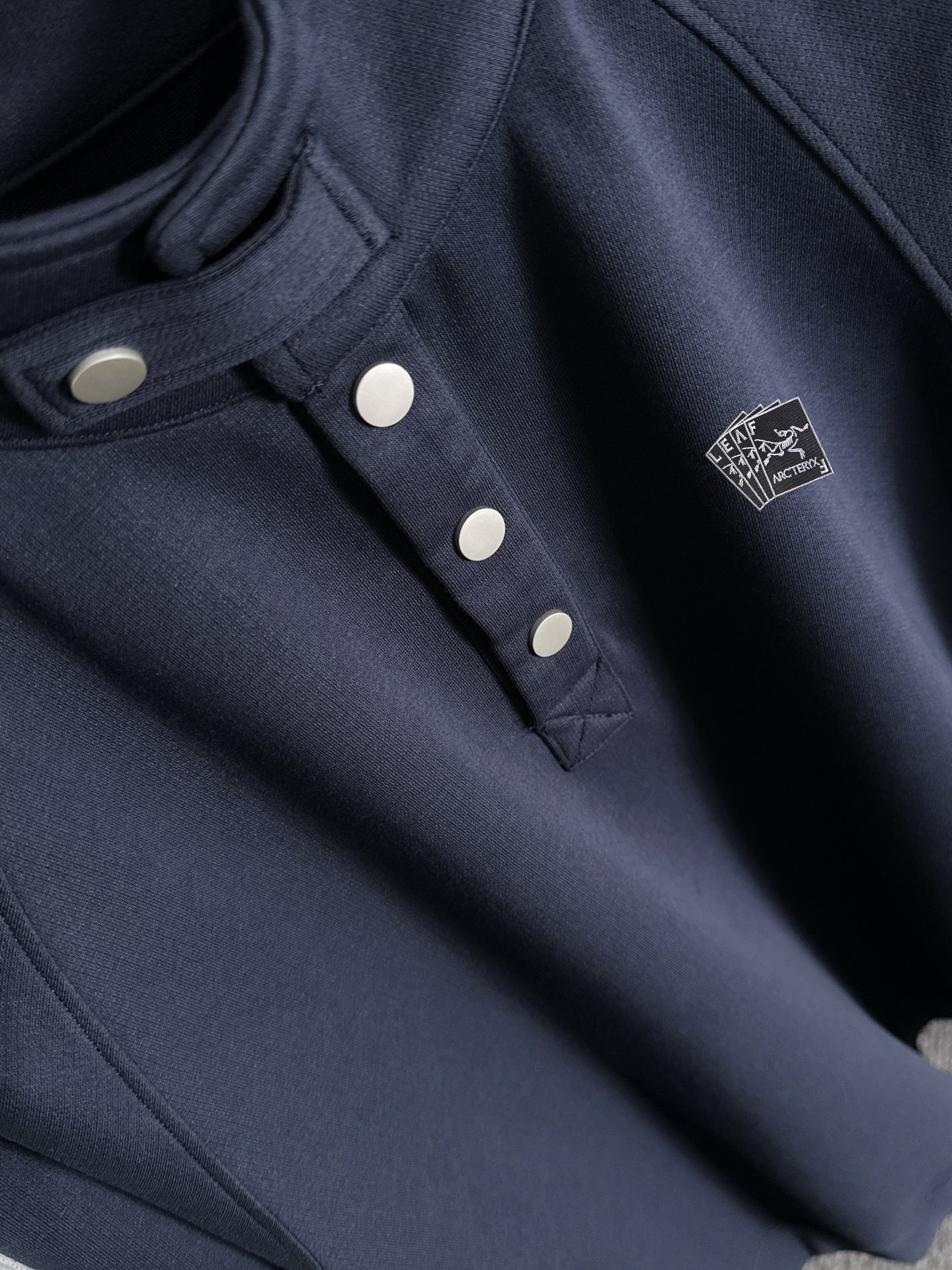 P230   始祖鸟独家首发25ss秋冬新款翻领卫衣长袖男女同款 众多明星同款 一般小作坊根本复制不了的工艺 不管是材质还是细节还原度以及工艺制作方面不惧任何挑战，只为给大家奉献绝妙产物 顶级原单版本随意对比 不惜成本只为做的更好 独一无二的进口面料手感 纯进口德国机器生产 精密操作万针密度 全套新款辅料三标同步定制齐全 上身百搭时尚 秋冬季节的完美选择穿搭必备单品 
码数表：m-4XL （下单报身高体重