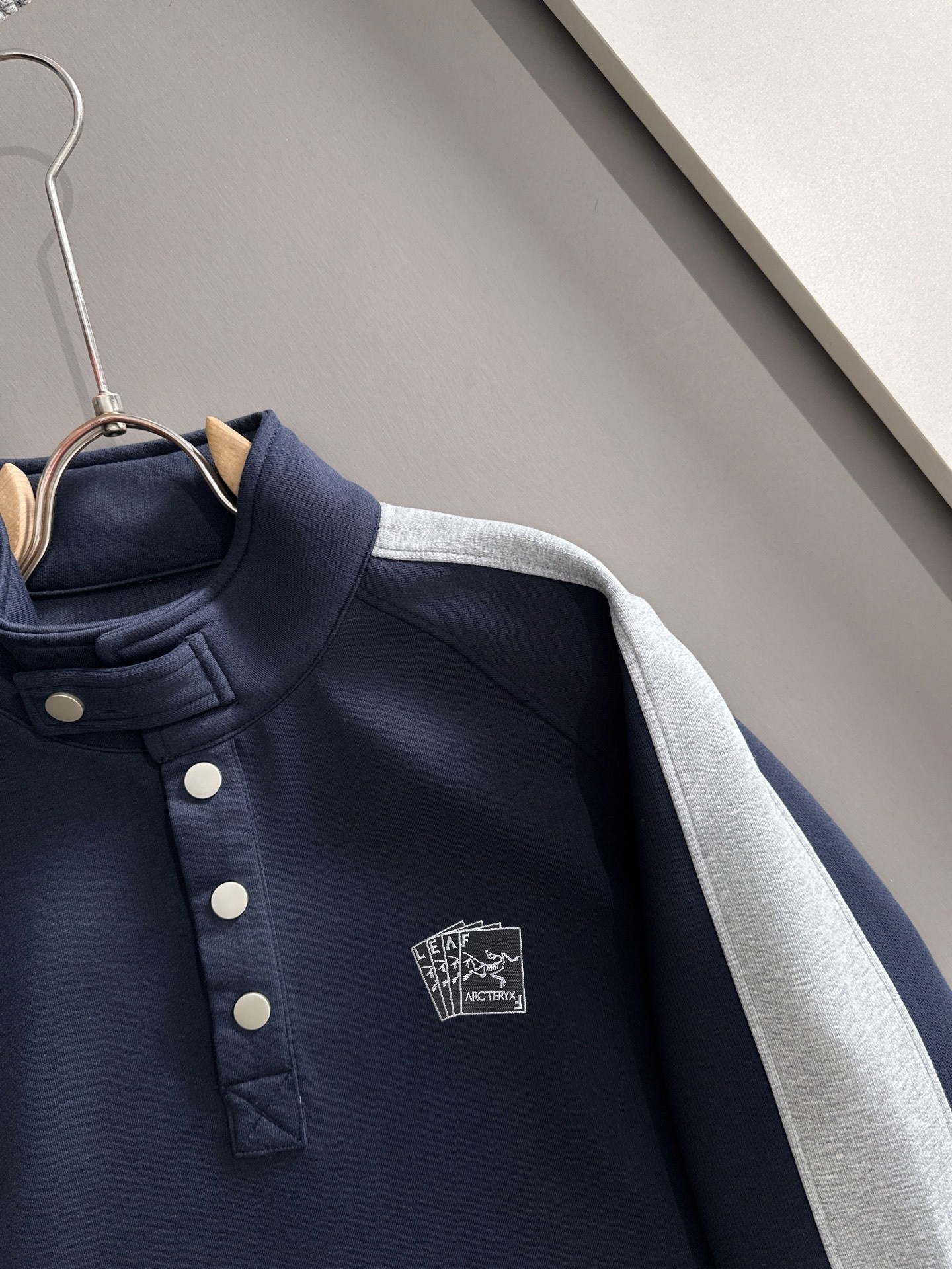 P230   始祖鸟独家首发25ss秋冬新款翻领卫衣长袖男女同款 众多明星同款 一般小作坊根本复制不了的工艺 不管是材质还是细节还原度以及工艺制作方面不惧任何挑战，只为给大家奉献绝妙产物 顶级原单版本随意对比 不惜成本只为做的更好 独一无二的进口面料手感 纯进口德国机器生产 精密操作万针密度 全套新款辅料三标同步定制齐全 上身百搭时尚 秋冬季节的完美选择穿搭必备单品 
码数表：m-4XL （下单报身高体重