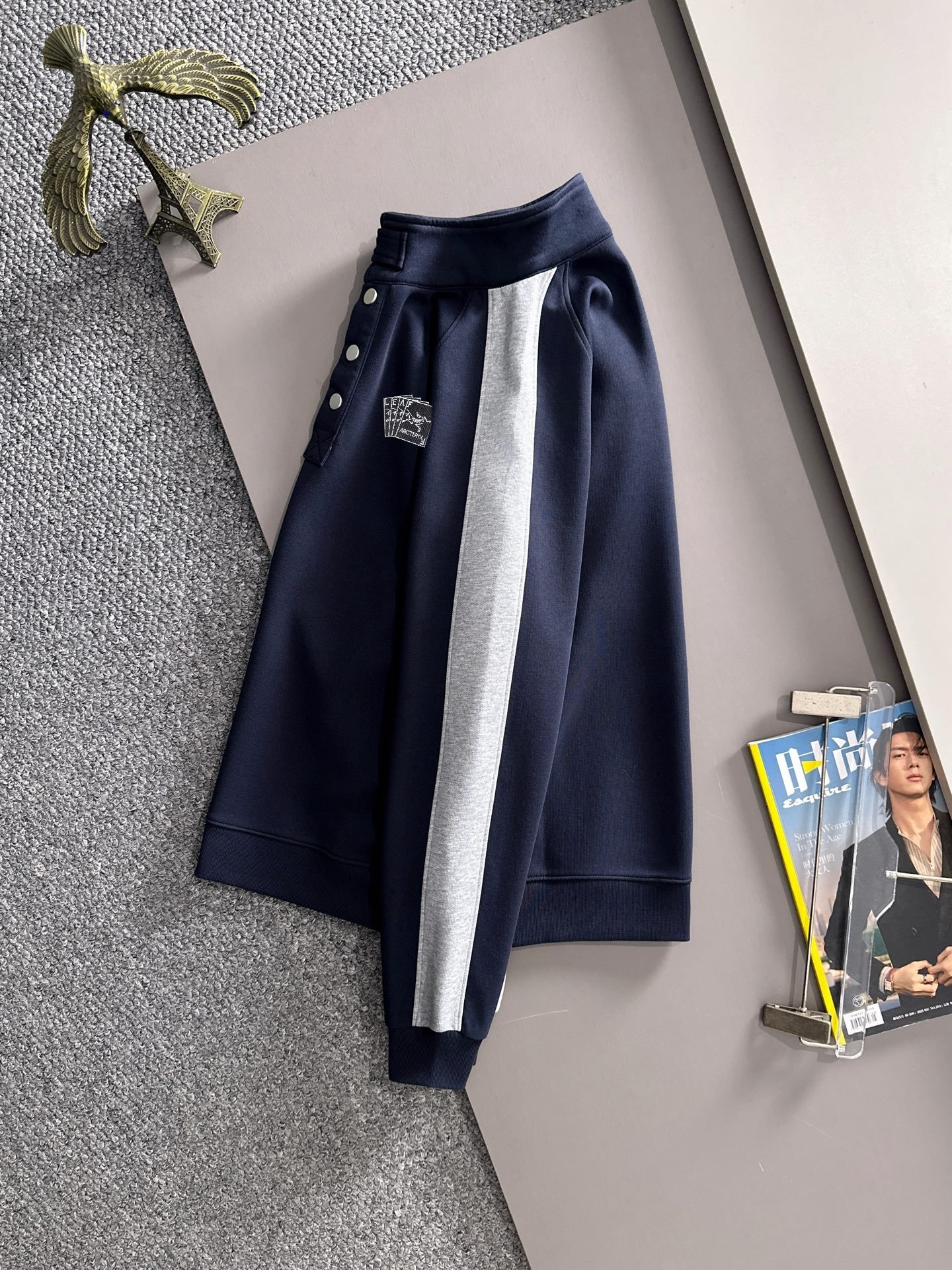 P230   始祖鸟独家首发25ss秋冬新款翻领卫衣长袖男女同款 众多明星同款 一般小作坊根本复制不了的工艺 不管是材质还是细节还原度以及工艺制作方面不惧任何挑战，只为给大家奉献绝妙产物 顶级原单版本随意对比 不惜成本只为做的更好 独一无二的进口面料手感 纯进口德国机器生产 精密操作万针密度 全套新款辅料三标同步定制齐全 上身百搭时尚 秋冬季节的完美选择穿搭必备单品 
码数表：m-4XL （下单报身高体重