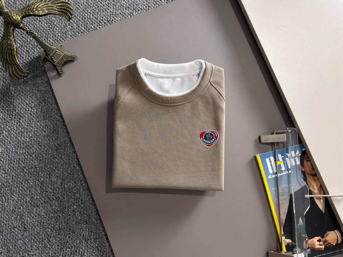 P230   蒙口独家首发25ss秋冬新款翻领卫衣长袖男女同款 众多明星同款 一般小作坊根本复制不了的工艺 不管是材质还是细节还原度以及工艺制作方面不惧任何挑战，只为给大家奉献绝妙产物 顶级原单版本随意对比 不惜成本只为做的更好 独一无二的进口面料手感 纯进口德国机器生产 精密操作万针密度 全套新款辅料三标同步定制齐全 上身百搭时尚 秋冬季节的完美选择穿搭必备单品 
码数表：m-3XL （下单报身高体重