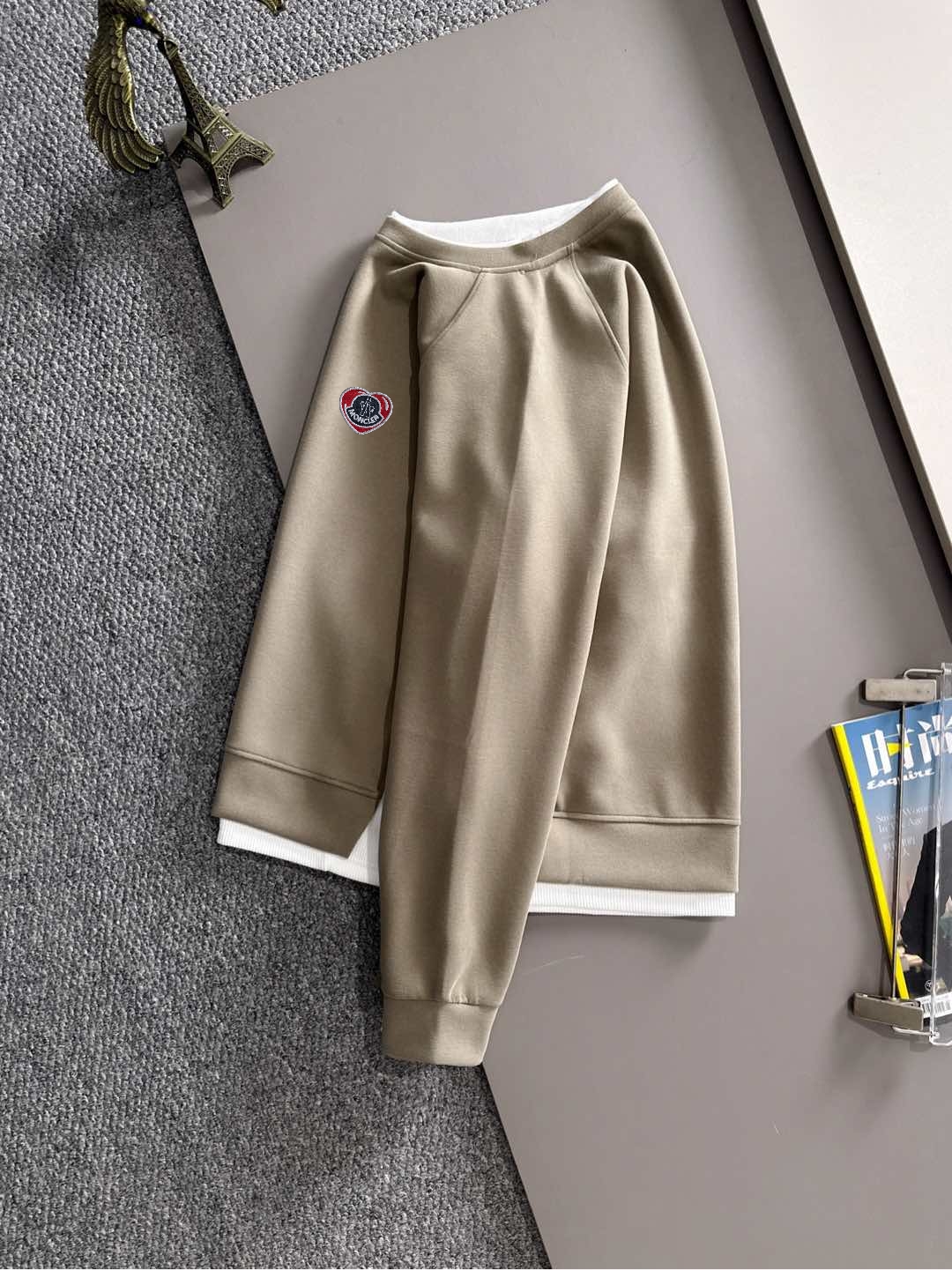 P230   蒙口独家首发25ss秋冬新款翻领卫衣长袖男女同款 众多明星同款 一般小作坊根本复制不了的工艺 不管是材质还是细节还原度以及工艺制作方面不惧任何挑战，只为给大家奉献绝妙产物 顶级原单版本随意对比 不惜成本只为做的更好 独一无二的进口面料手感 纯进口德国机器生产 精密操作万针密度 全套新款辅料三标同步定制齐全 上身百搭时尚 秋冬季节的完美选择穿搭必备单品 
码数表：m-3XL （下单报身高体重