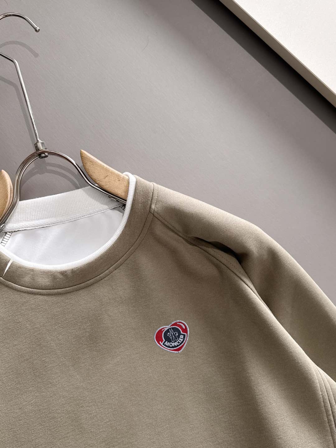 P230   蒙口独家首发25ss秋冬新款翻领卫衣长袖男女同款 众多明星同款 一般小作坊根本复制不了的工艺 不管是材质还是细节还原度以及工艺制作方面不惧任何挑战，只为给大家奉献绝妙产物 顶级原单版本随意对比 不惜成本只为做的更好 独一无二的进口面料手感 纯进口德国机器生产 精密操作万针密度 全套新款辅料三标同步定制齐全 上身百搭时尚 秋冬季节的完美选择穿搭必备单品 
码数表：m-3XL （下单报身高体重