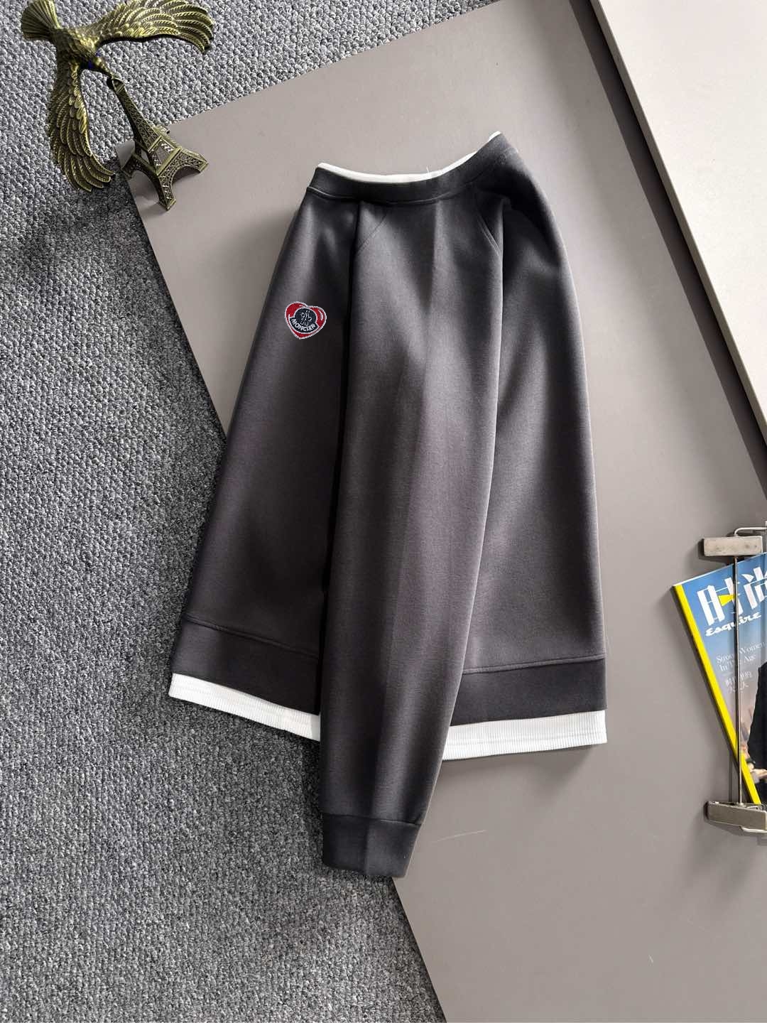 P230   蒙口独家首发25ss秋冬新款翻领卫衣长袖男女同款 众多明星同款 一般小作坊根本复制不了的工艺 不管是材质还是细节还原度以及工艺制作方面不惧任何挑战，只为给大家奉献绝妙产物 顶级原单版本随意对比 不惜成本只为做的更好 独一无二的进口面料手感 纯进口德国机器生产 精密操作万针密度 全套新款辅料三标同步定制齐全 上身百搭时尚 秋冬季节的完美选择穿搭必备单品 
码数表：m-3XL （下单报身高体重