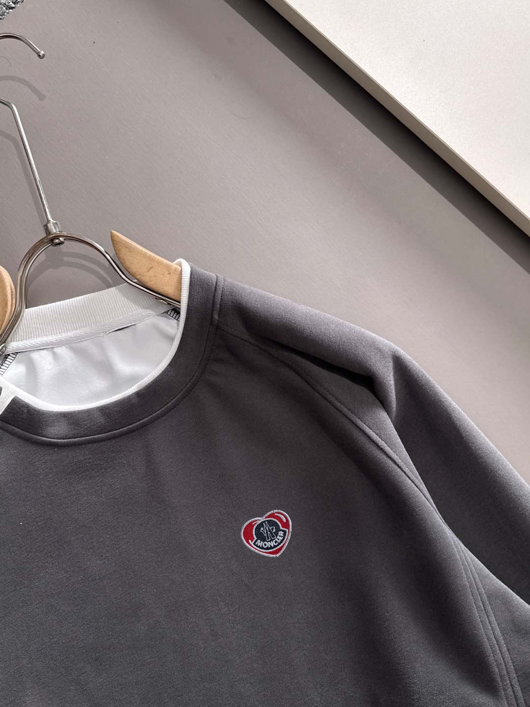 P230   蒙口独家首发25ss秋冬新款翻领卫衣长袖男女同款 众多明星同款 一般小作坊根本复制不了的工艺 不管是材质还是细节还原度以及工艺制作方面不惧任何挑战，只为给大家奉献绝妙产物 顶级原单版本随意对比 不惜成本只为做的更好 独一无二的进口面料手感 纯进口德国机器生产 精密操作万针密度 全套新款辅料三标同步定制齐全 上身百搭时尚 秋冬季节的完美选择穿搭必备单品 
码数表：m-3XL （下单报身高体重