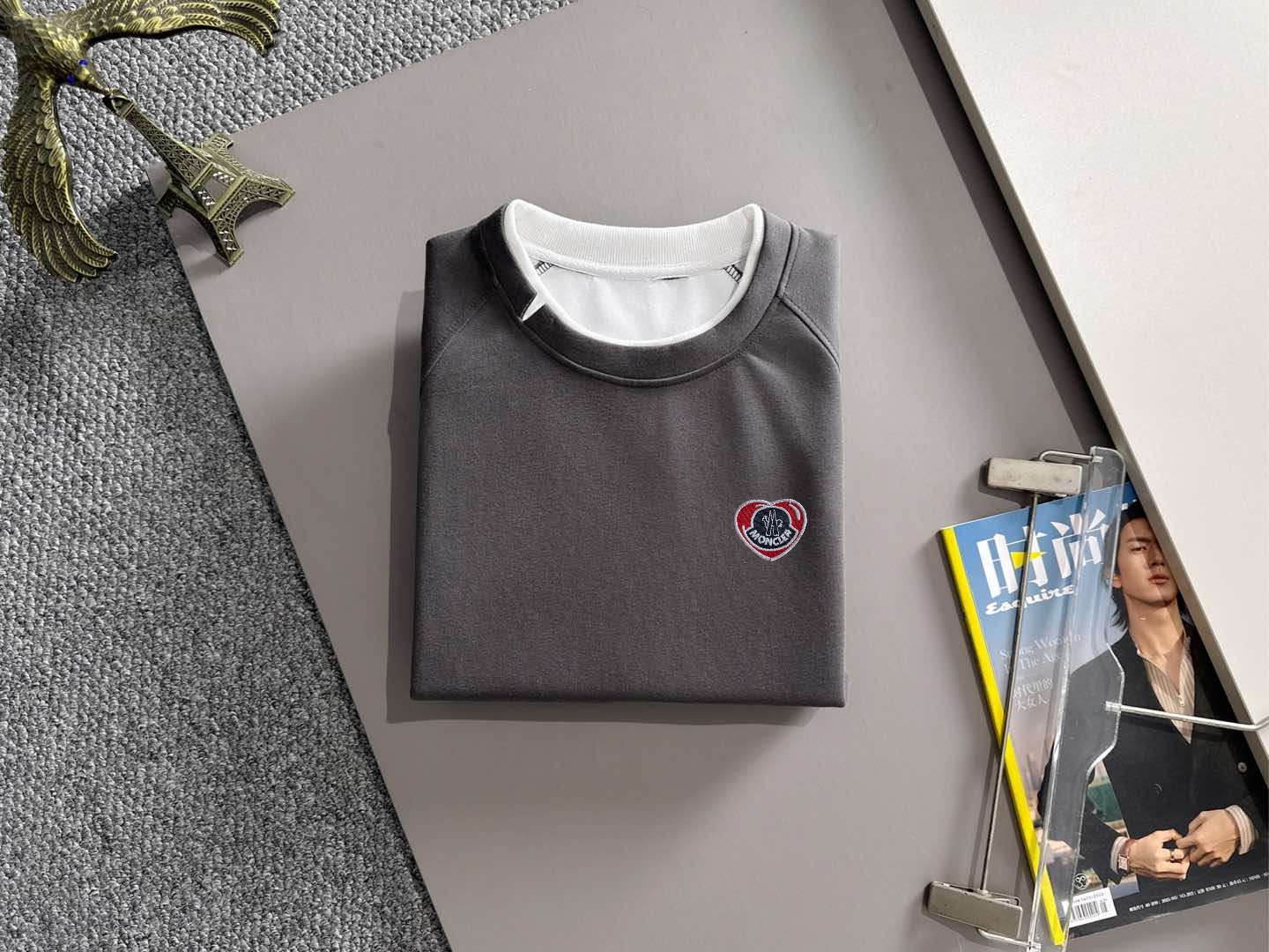 P230   蒙口独家首发25ss秋冬新款翻领卫衣长袖男女同款 众多明星同款 一般小作坊根本复制不了的工艺 不管是材质还是细节还原度以及工艺制作方面不惧任何挑战，只为给大家奉献绝妙产物 顶级原单版本随意对比 不惜成本只为做的更好 独一无二的进口面料手感 纯进口德国机器生产 精密操作万针密度 全套新款辅料三标同步定制齐全 上身百搭时尚 秋冬季节的完美选择穿搭必备单品 
码数表：m-3XL （下单报身高体重