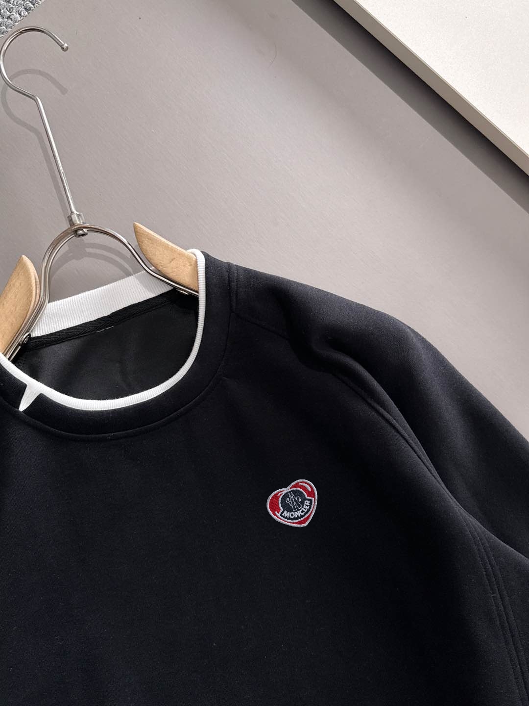 P230   蒙口独家首发25ss秋冬新款翻领卫衣长袖男女同款 众多明星同款 一般小作坊根本复制不了的工艺 不管是材质还是细节还原度以及工艺制作方面不惧任何挑战，只为给大家奉献绝妙产物 顶级原单版本随意对比 不惜成本只为做的更好 独一无二的进口面料手感 纯进口德国机器生产 精密操作万针密度 全套新款辅料三标同步定制齐全 上身百搭时尚 秋冬季节的完美选择穿搭必备单品 
码数表：m-3XL （下单报身高体重