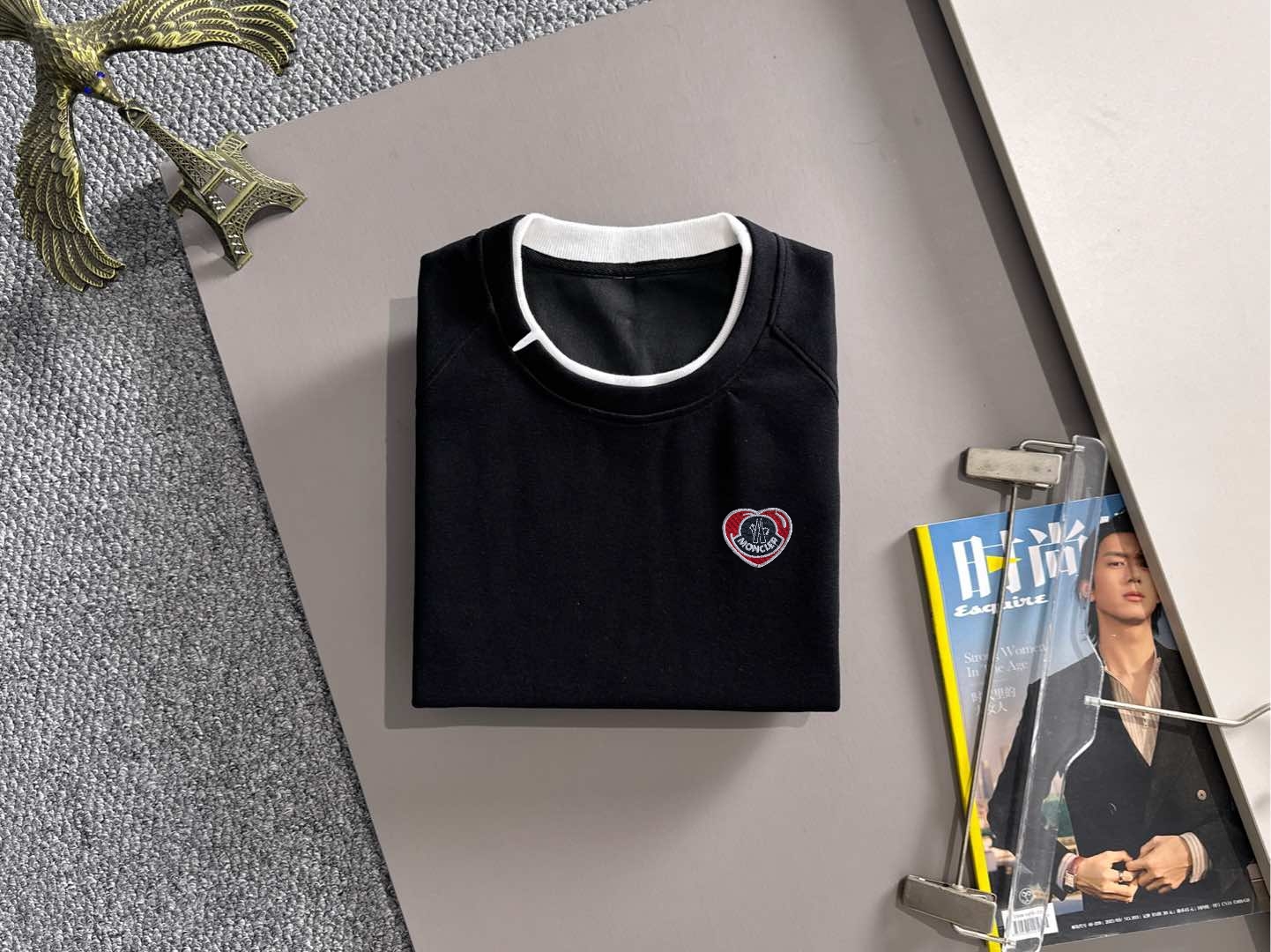 P230   蒙口独家首发25ss秋冬新款翻领卫衣长袖男女同款 众多明星同款 一般小作坊根本复制不了的工艺 不管是材质还是细节还原度以及工艺制作方面不惧任何挑战，只为给大家奉献绝妙产物 顶级原单版本随意对比 不惜成本只为做的更好 独一无二的进口面料手感 纯进口德国机器生产 精密操作万针密度 全套新款辅料三标同步定制齐全 上身百搭时尚 秋冬季节的完美选择穿搭必备单品 
码数表：m-3XL （下单报身高体重