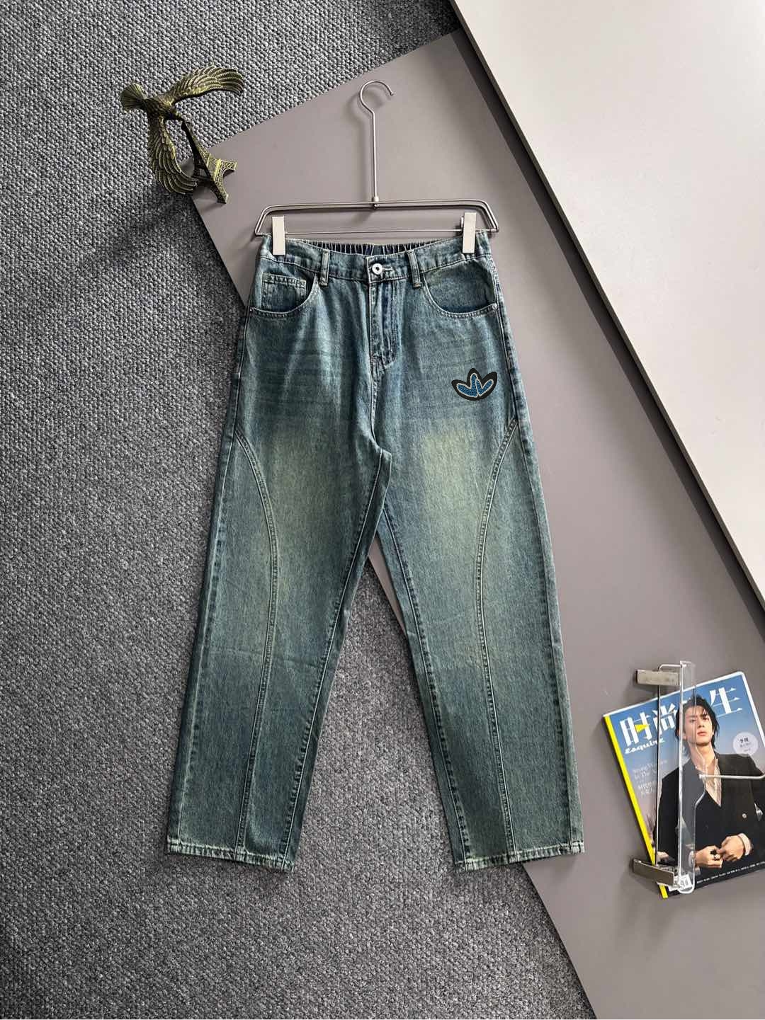Louis Vuitton Jean Délavé Coupe Ample Automne-Hiver 2025 – Tendance et Confort