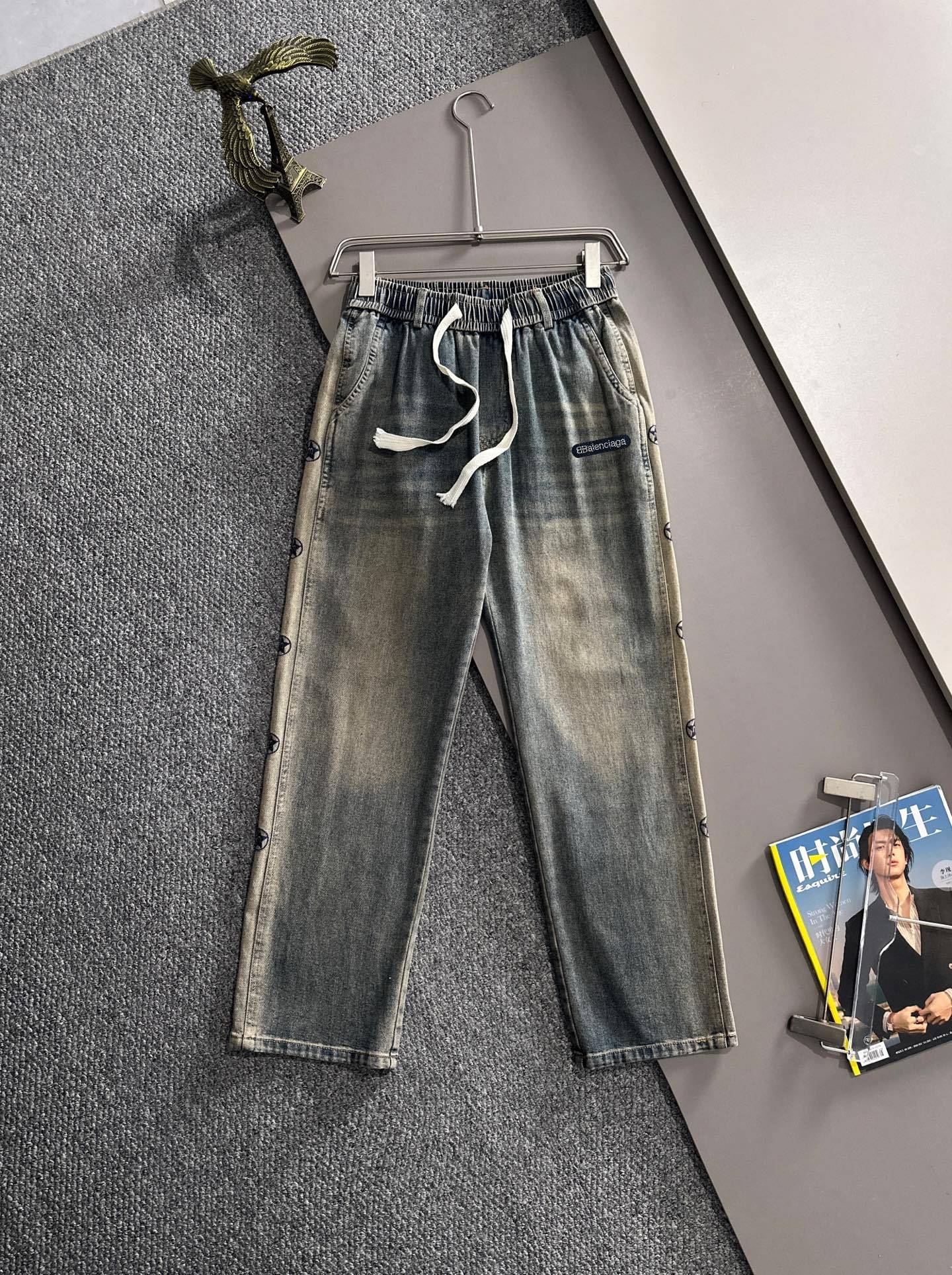 P180 巴黎2025四季款宽松阔腿牛仔裤直筒长裤，潮流中的潮流!众多潮流博主上身驾驭 水采用进口客供日本Denim平纹棉质牛仔面料梭织生产，三标齐全，柔软细腻舒适透气，色泽拥有现代时尚的沧桑感，上身百搭时尚!轻奢主义 日常通勤穿搭必备单…