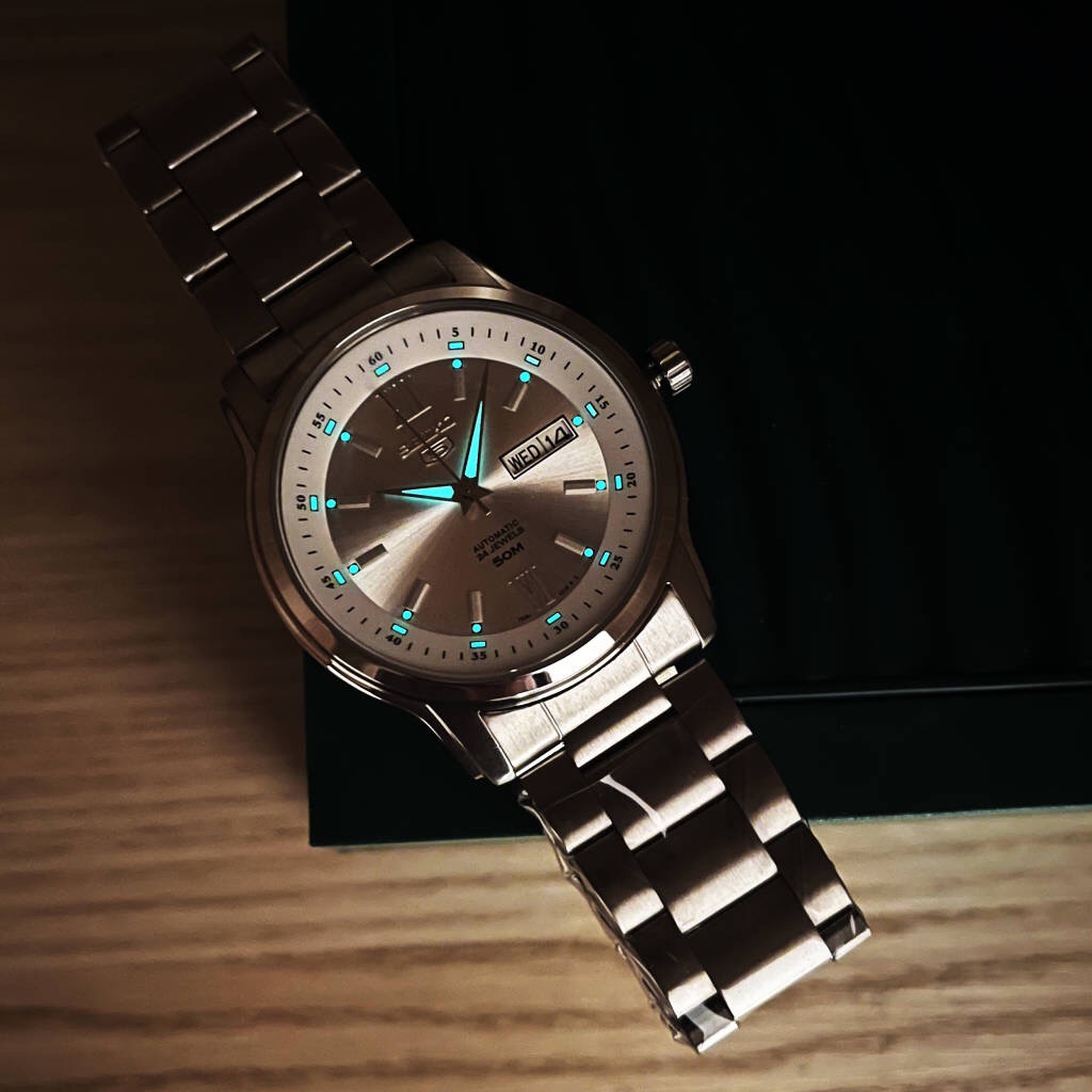 Super-SEIKO Men’s Watch: Upgraded Design and Features, Enhanced Durability and Water Resistance - 图片 9