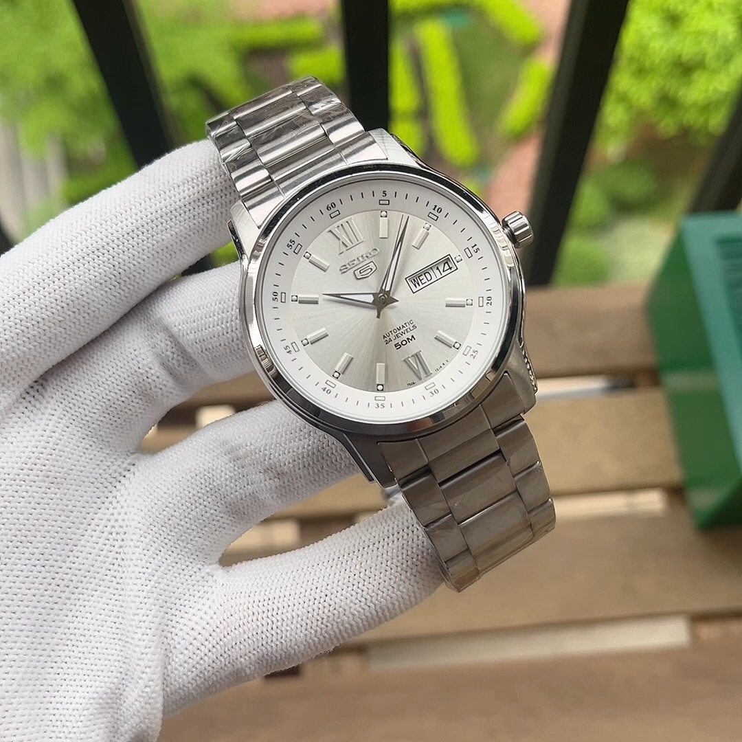 Super-SEIKO Men’s Watch: Upgraded Features for Enhanced Performance