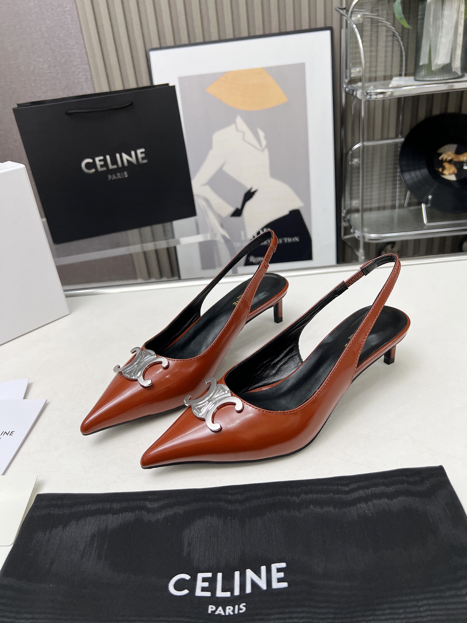 NO:171537,[Celebration][Celebration]CELINE's latest women's high heels KITTEN TRIOMPHE pointed toe 5 cm high heels, custom TRIOMPHE finish metal buckle, buckle is decorated with CELINE logo, top layer cow patent leather inner footbed goatskin, 35 to 42 rubber sole genuine leather sole, sandals, celine, sandals, high heels, sheepskin19860909[庆祝][庆祝]CELINE塞琳最新款女高跟鞋KITTEN TRIOMPHE 尖头5厘米高跟鞋,原板订制TRIOMPHE饰面金属扣,搭扣饰有CELINE标志 面头层牛漆皮 内里垫脚山羊皮 ,35到42 橡胶底 真皮底,凉鞋,celine,sandals,high heels,sheepskin,Women's Shoes