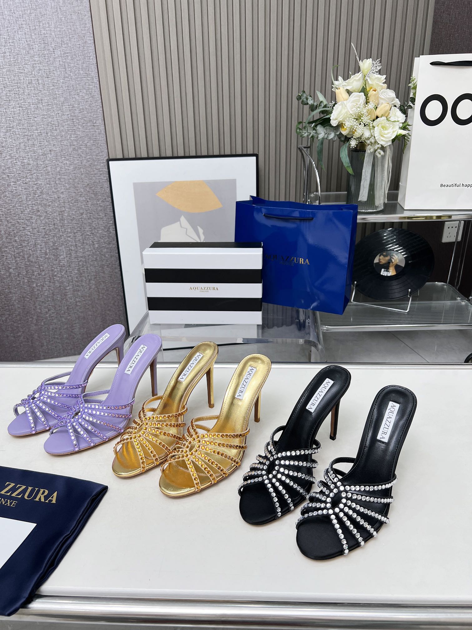 NO:409786,p Rubber sole genuine leather sole 'q' AQUAZZURA gold pineapple new rhinestone high heels!  The gossip girl feels like she is super elegant, simple and fashionable, too shining and beautiful, beautiful to a new level!  All major IG bloggers from all walks of life are getting on!  Unique and fashionable (ZP development, custom-made correct fabrics, and matching super flash and new upgraded 5A-level Aoji diamonds) Comparisons the differences in making products on the market. The upper is imported customized PVC with 5A-level Aoji diamonds (ZP size is the same) and heel height is 10 cm. The inner lining is customized imported sheepskin. The sole is high rubber sole + imported leather sole. Three colors. Size 35-42. High heels, high heels, sheepskin, Leather soles.19860909p橡胶底真皮底「q」AQUAZZURA金菠萝全新水钻高跟鞋！大热水钻蹬上瞬间gossip girl的感觉上脚超级有气质·既简洁又时髦 太闪太美啦·美出出新高度！各路IG大博主都纷纷上脚！独特得来又时髦（ZP开发、订制正确面料、搭配超闪全新升级5A级奥钻）多对比市面上看图做货的区别哈 鞋面进口定制PVC配5A级奥钻（ZP大小一致）跟高10 厘米 内里定制进口绵羊皮 鞋底高端橡胶底+进口真皮大底 颜色三色 尺码35-42,高跟鞋,high heels,sheepskin,Leather soles,Women's Shoes