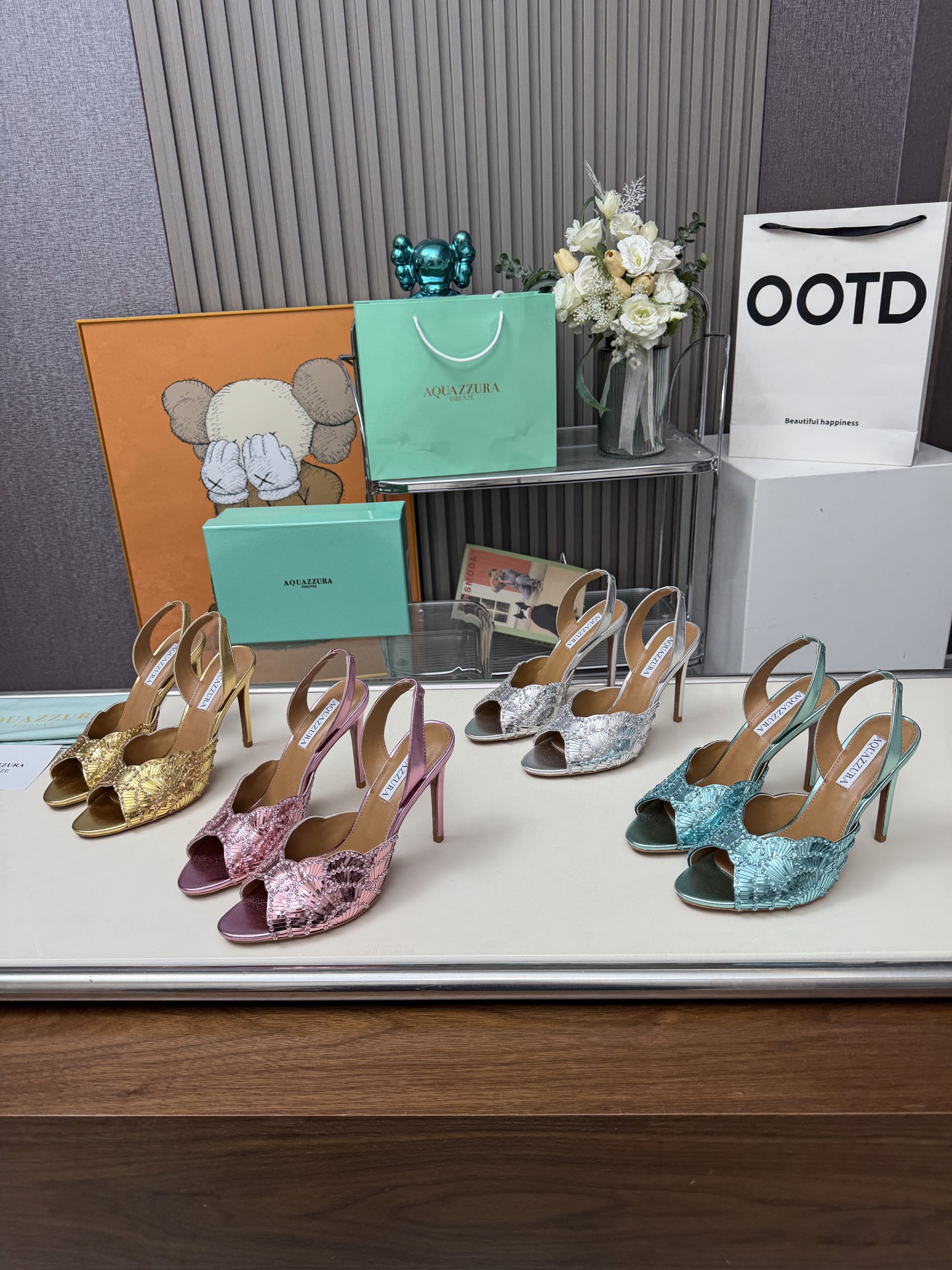 NO:724842,p genuine leather sole 'q' AQUAZZURA gold pineapple new rhinestone high heels!  The moment you step on the hot water, you will feel like a gossip girl. It is super elegant on your feet. It is both simple and fashionable. The latest spring and summer butterfly decorative thick heel sandals are super elegant on your feet. It is both simple and fashionable. It is so flashy and beautiful. It takes your beauty to a new level!  Cross design, full of fashion sense. Simple version and strap design. Big bloggers from all over the world are wearing it. ZP develops and customizes the correct fabric. It is decorated with super flashy new upgraded sequins. Height 10.5 cm. Material imported sheepskin. Sole imported genuine leather outsole. Butterfly original one to one customization. Number of yards 35 to 42. Packaging full set of original packaging, high heels, sandals, high heels, sheepskin, Leather soles19860909p真皮底「q」AQUAZZURA金菠萝全新水钻高跟鞋！大热水钻蹬上瞬间gossip girl的感觉上脚超级有气质·既简洁又时髦 春夏最新款蝴蝶装饰粗跟凉鞋 上脚超级有气质· 既简洁又时髦 太闪太美啦 美出出新高度！ 交叉设计,时尚感满满 简约版型,绑带设计 各路大博主都纷纷上脚 ZP开发、订制正确面料 搭配超闪全新升级亮片装饰 高度10.5厘米 材料进口羊皮 鞋底进口真皮大底 蝴蝶原版一比一定制 码数35到42 包装全套原版包装,高跟鞋,sandals,high heels,sheepskin,Leather soles,Women's Shoes