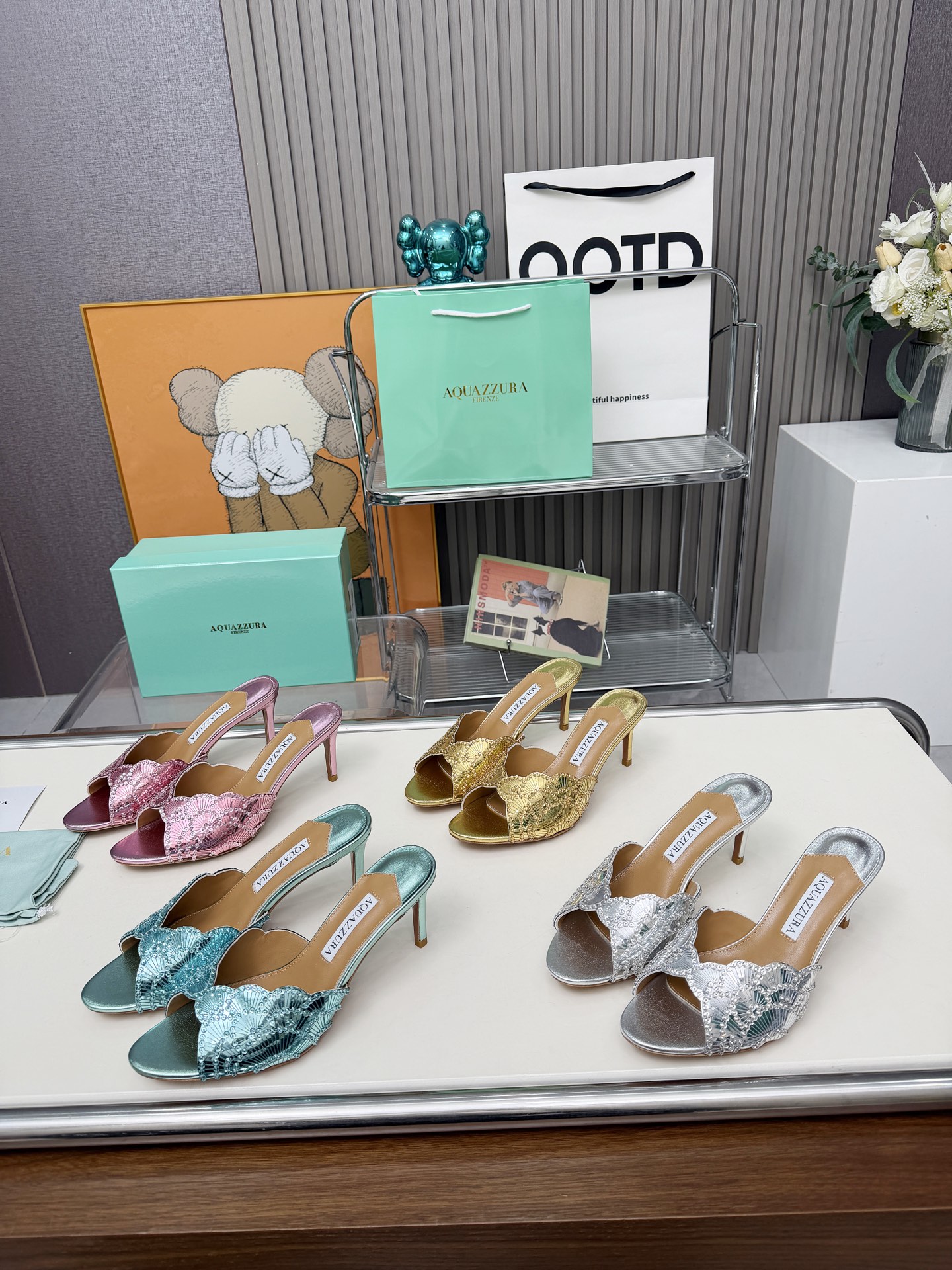 NO:724836,p genuine leather sole 'q' AQUAZZURA gold pineapple new rhinestone high heels!  The moment you step on the hot water, you will feel like a gossip girl. It is super elegant on your feet. It is both simple and fashionable. The latest spring and summer butterfly decorative thick heel sandals are super elegant on your feet. It is both simple and fashionable. It is so flashy and beautiful. It takes your beauty to a new level!  Cross design, full of fashion sense. Simple version and strap design. Big bloggers from all over the world are wearing it. ZP develops and customizes the correct fabric. It is decorated with ultra-flash new upgraded sequins. Height 7.5 cm. Material imported sheepskin. Sole imported genuine leather outsole. Butterfly original one-to-one customization. Number of yards 35 to 42. Full set of original packaging, high heels, sandals, high heels, sheepskin, Leather soles.19860909p真皮底「q」AQUAZZURA金菠萝全新水钻高跟鞋！大热水钻蹬上瞬间gossip girl的感觉上脚超级有气质·既简洁又时髦 春夏最新款蝴蝶装饰粗跟凉鞋 上脚超级有气质· 既简洁又时髦 太闪太美啦 美出出新高度！ 交叉设计,时尚感满满 简约版型,绑带设计 各路大博主都纷纷上脚 ZP开发、订制正确面料 搭配超闪全新升级亮片装饰 高度7.5厘米 材料进口羊皮 鞋底进口真皮大底 蝴蝶原版一比一定制 码数35到42 包装全套原版包装,高跟鞋,sandals,high heels,sheepskin,Leather soles,Women's Shoes