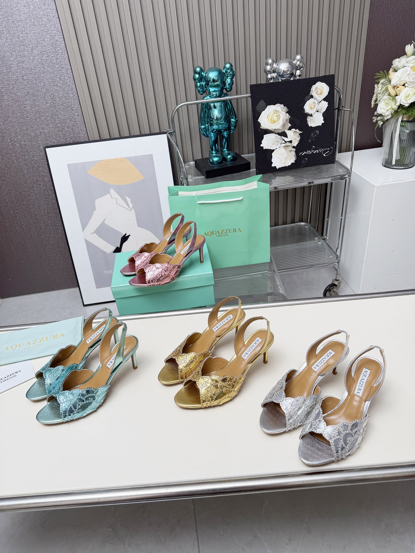 NO:724847,p genuine leather sole 'q' AQUAZZURA gold pineapple new rhinestone high heels!  The moment you step on the hot water, you will feel like a gossip girl. It is super elegant on your feet. It is both simple and fashionable. The latest spring and summer butterfly decorative thick heel sandals are super elegant on your feet. It is both simple and fashionable. It is so flashy and beautiful. It takes your beauty to a new level!  Cross design, full of fashion sense. Simple version and strap design. Big bloggers from all over the world are wearing it. ZP develops and customizes the correct fabric. It is decorated with ultra-flash new upgraded sequins. Height 7.5 cm. Material imported sheepskin. Sole imported genuine leather outsole. Butterfly original one-to-one customization. Number of yards 35 to 42. Full set of original packaging, high heels, sandals, high heels, sheepskin, Leather soles.19860909p真皮底「q」AQUAZZURA金菠萝全新水钻高跟鞋！大热水钻蹬上瞬间gossip girl的感觉上脚超级有气质·既简洁又时髦 春夏最新款蝴蝶装饰粗跟凉鞋 上脚超级有气质· 既简洁又时髦 太闪太美啦 美出出新高度！ 交叉设计,时尚感满满 简约版型,绑带设计 各路大博主都纷纷上脚 ZP开发、订制正确面料 搭配超闪全新升级亮片装饰 高度7.5厘米 材料进口羊皮 鞋底进口真皮大底 蝴蝶原版一比一定制 码数35到42 包装全套原版包装,高跟鞋,sandals,high heels,sheepskin,Leather soles,Women's Shoes