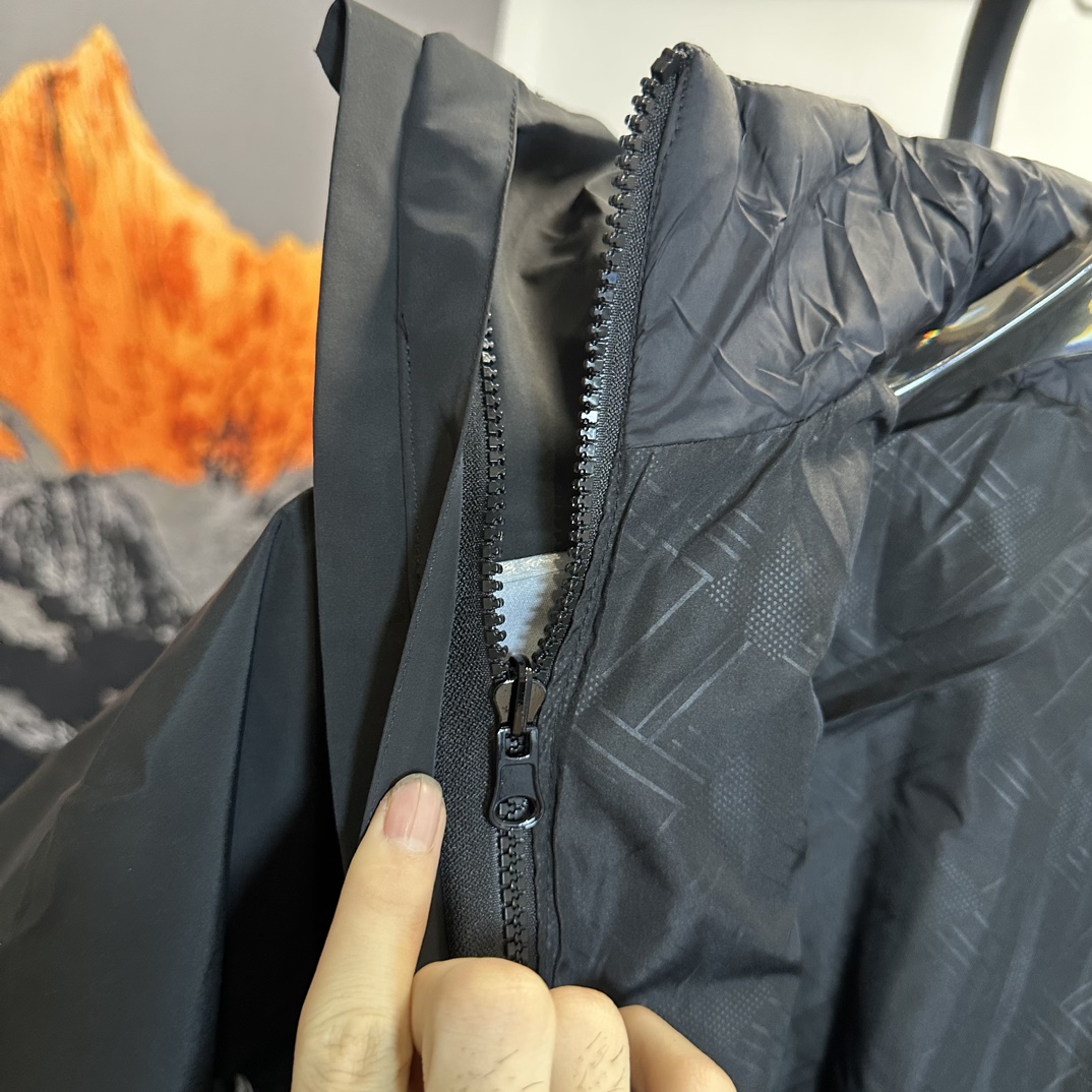 Helly Hansen Cold-Proof Suit with High-Performance Features and 90% White Duck Velvet - 图片 3