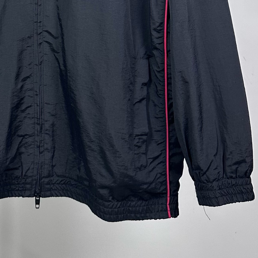 P240
款号：Y08
Balenciaga 巴黎世家新款lion club曼联运动冲锋衣外套-

酷盖必备💥| Balenciaga 曼联刺绣冲锋衣
👦潮流玩家们，Balenciaga 这件黑色曼联刺绣冲锋衣真的杀疯了！
⚫经典黑色，百搭王者段位，怎么搭都不出错，轻松拿捏各种风格。冲锋衣版型挺括有型，穿上身气场瞬间两米八，户外感与时尚感并存。
曼联刺绣无疑是最大亮点👏，传承足球精神的同时，为这件冲锋衣赋予了独特的文化底蕴，精致刺绣在黑色基底上格外惹眼，高级感与个性齐飞。
功能性更是杠杠的👍，专业防水面料，下雨天、户外探险都能应对自如；透气设计让你运动出汗后也能保持干爽。拉链顺滑无阻，多口袋方便收纳随身小物件。 
尺码：S-XL 