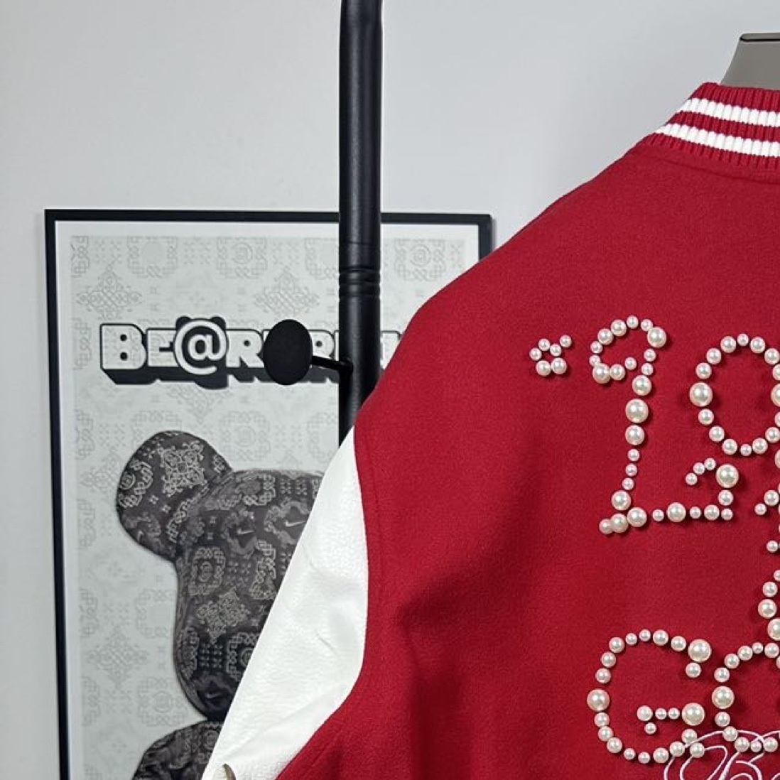 P160
款号:Q06
GOODBRAND新款胸前串珠字母刺绣情侣款休闲棒球服夹克外套
1️⃣面料采用毛呢面料，上身舒适有型，前后串珠采用铆钉工艺，拼搭高档皮袖十分精致，手感非常柔软舒适！
2️⃣ 非常富有年轻感与青春活力范儿，男女都可轻松驾驭，非常符合当下年轻人的时尚审美观念，打造休闲慵懒的时尚调调，秋冬款必备!
3⃣ 做工精致，辅料齐全！
颜色:红色、黑色
尺码:S、M、L、XL