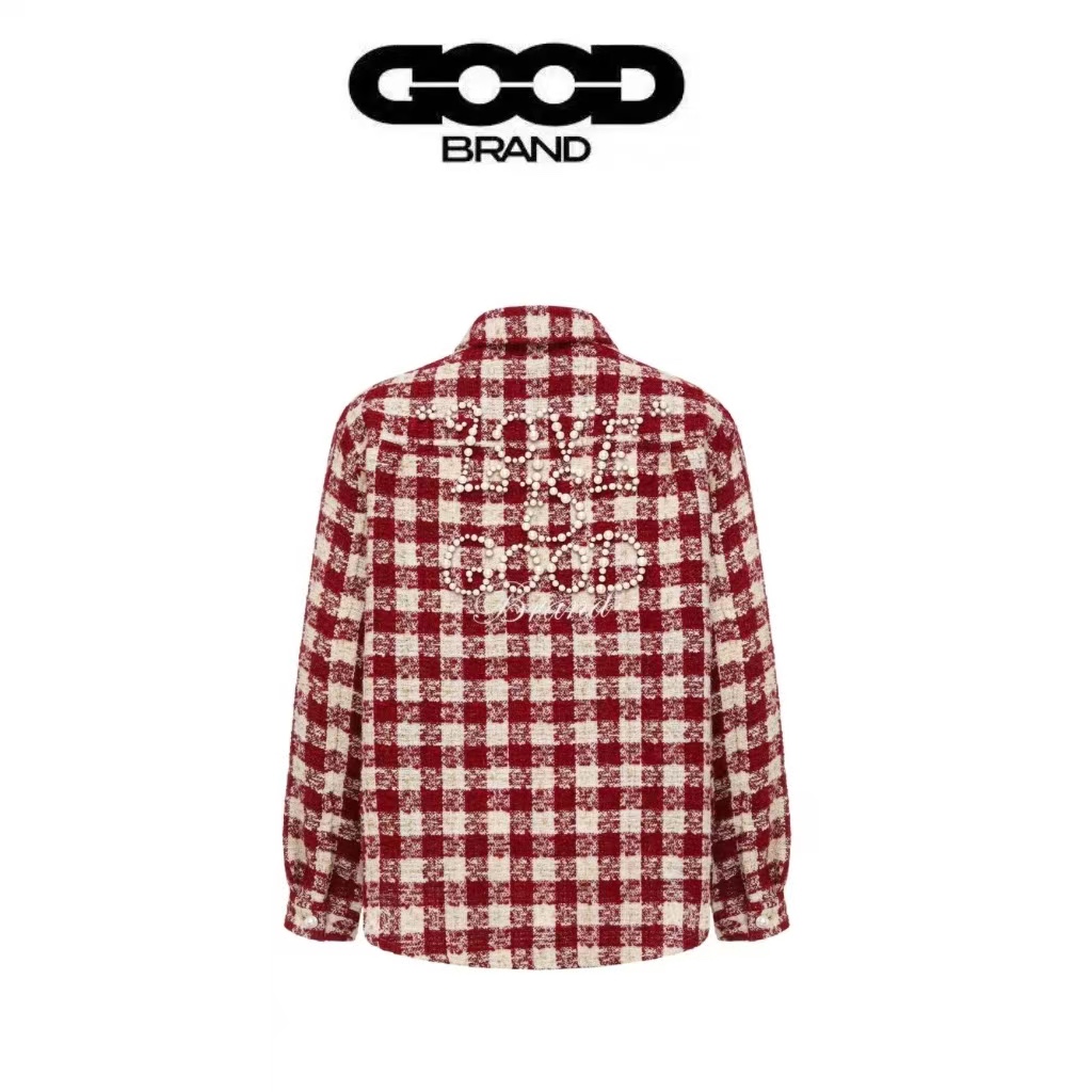 P145
款号:Q07
GOODBRAND LOVE IS GOOD 珍珠小香风 哈尔格纹时尚高级长袖衬衫外套
面料:定制轻奢高级感小香风哈尔格纹面料
工艺:全套定制高端珍珠,对位拼接,重工高精密刺绣工艺,当红炸子鸡必备,上身帅爆了!原版开模定制哈尔格纹面料,立挺有型,光泽感拉满,自带高级效果,上手体验满满质感!激光切割,原版对位拼接裁剪,非常耗时耗料,宽松的版型,百搭任何身材。工艺方面前后全原版开模定制珍珠,高端进口机器一个一个铆上去,两侧对位拼接,加以重工高精密饱满刺绣,内里防扎身衬布设计,真真正正的是一件艺术品,非常重工款!
辅料:全套定制三标辅料,扫码直进官网。下摆原版开模定制刺绣贴布标,依旧是定制原版四联彩色大吊卡,绝对的超级重工款
🔻 原版原包装袋,水洗二维码扫码进官网
🔻全套定制五金三标辅料,保证最顶的货
🔻性价比拉满,只跟ZP对比,不满意随意退换
⚠️注:珍珠烫片工艺为延长寿命,专柜建议反过来轻柔手洗自然晾干,切勿机洗~
颜色:红色、咖色
尺码: S - XL
肩宽 胸围 前长 后衣长
S 45 114 67 71
M 47 118 69 73
L 49 122 71 75
XL 51 126 73 77
【GOODBRAND】
品牌定位:国内中高端国潮品牌,产品涵盖服饰、鞋履、配饰等,主打小众高端路线。
设计特色:运用太极元素、珍珠刺绣等工艺,结合面包鞋、板鞋等流行款式进行品牌化设计,注重logo印花辨识度。
品牌理念:由设计师顺顺于2020年创立,以“好质量、好审美、好好生活”为核心,强调环保与质感并存,使用再生材料和高定水洗面料。