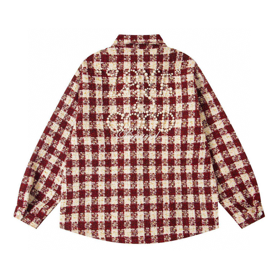 P145
款号:Q07
GOODBRAND LOVE IS GOOD 珍珠小香风 哈尔格纹时尚高级长袖衬衫外套
面料:定制轻奢高级感小香风哈尔格纹面料
工艺:全套定制高端珍珠,对位拼接,重工高精密刺绣工艺,当红炸子鸡必备,上身帅爆了!原版开模定制哈尔格纹面料,立挺有型,光泽感拉满,自带高级效果,上手体验满满质感!激光切割,原版对位拼接裁剪,非常耗时耗料,宽松的版型,百搭任何身材。工艺方面前后全原版开模定制珍珠,高端进口机器一个一个铆上去,两侧对位拼接,加以重工高精密饱满刺绣,内里防扎身衬布设计,真真正正的是一件艺术品,非常重工款!
辅料:全套定制三标辅料,扫码直进官网。下摆原版开模定制刺绣贴布标,依旧是定制原版四联彩色大吊卡,绝对的超级重工款
🔻 原版原包装袋,水洗二维码扫码进官网
🔻全套定制五金三标辅料,保证最顶的货
🔻性价比拉满,只跟ZP对比,不满意随意退换
⚠️注:珍珠烫片工艺为延长寿命,专柜建议反过来轻柔手洗自然晾干,切勿机洗~
颜色:红色、咖色
尺码: S - XL
肩宽 胸围 前长 后衣长
S 45 114 67 71
M 47 118 69 73
L 49 122 71 75
XL 51 126 73 77
【GOODBRAND】
品牌定位:国内中高端国潮品牌,产品涵盖服饰、鞋履、配饰等,主打小众高端路线。
设计特色:运用太极元素、珍珠刺绣等工艺,结合面包鞋、板鞋等流行款式进行品牌化设计,注重logo印花辨识度。
品牌理念:由设计师顺顺于2020年创立,以“好质量、好审美、好好生活”为核心,强调环保与质感并存,使用再生材料和高定水洗面料。
