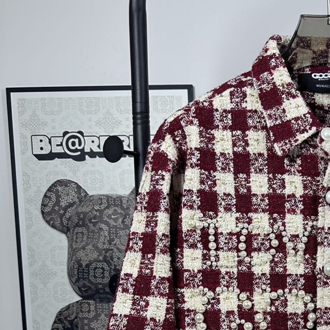 P145
款号:Q07
GOODBRAND LOVE IS GOOD 珍珠小香风 哈尔格纹时尚高级长袖衬衫外套
面料:定制轻奢高级感小香风哈尔格纹面料
工艺:全套定制高端珍珠,对位拼接,重工高精密刺绣工艺,当红炸子鸡必备,上身帅爆了!原版开模定制哈尔格纹面料,立挺有型,光泽感拉满,自带高级效果,上手体验满满质感!激光切割,原版对位拼接裁剪,非常耗时耗料,宽松的版型,百搭任何身材。工艺方面前后全原版开模定制珍珠,高端进口机器一个一个铆上去,两侧对位拼接,加以重工高精密饱满刺绣,内里防扎身衬布设计,真真正正的是一件艺术品,非常重工款!
辅料:全套定制三标辅料,扫码直进官网。下摆原版开模定制刺绣贴布标,依旧是定制原版四联彩色大吊卡,绝对的超级重工款
🔻 原版原包装袋,水洗二维码扫码进官网
🔻全套定制五金三标辅料,保证最顶的货
🔻性价比拉满,只跟ZP对比,不满意随意退换
⚠️注:珍珠烫片工艺为延长寿命,专柜建议反过来轻柔手洗自然晾干,切勿机洗~
颜色:红色、咖色
尺码: S - XL
肩宽 胸围 前长 后衣长
S 45 114 67 71
M 47 118 69 73
L 49 122 71 75
XL 51 126 73 77
【GOODBRAND】
品牌定位:国内中高端国潮品牌,产品涵盖服饰、鞋履、配饰等,主打小众高端路线。
设计特色:运用太极元素、珍珠刺绣等工艺,结合面包鞋、板鞋等流行款式进行品牌化设计,注重logo印花辨识度。
品牌理念:由设计师顺顺于2020年创立,以“好质量、好审美、好好生活”为核心,强调环保与质感并存,使用再生材料和高定水洗面料。