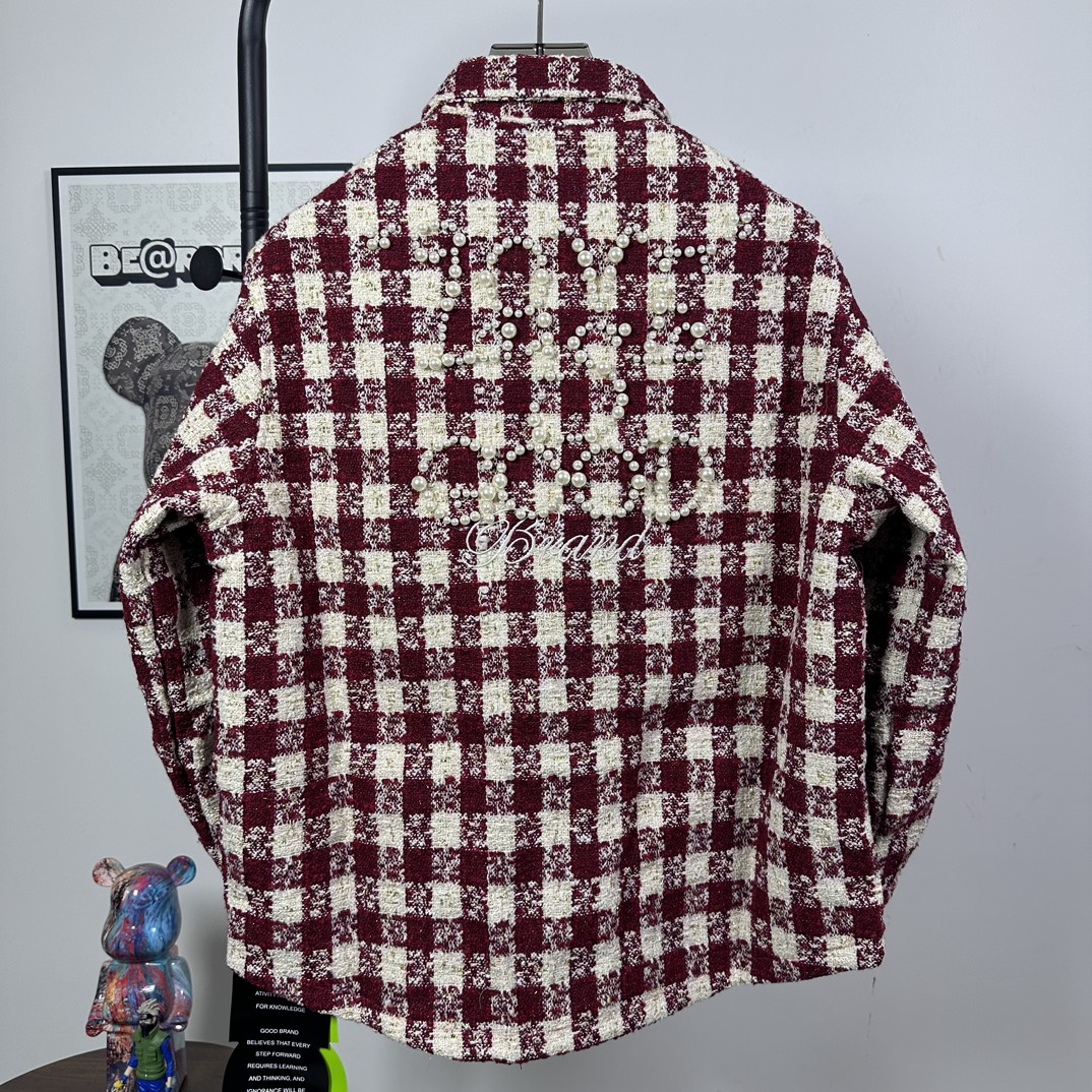 P145
款号:Q07
GOODBRAND LOVE IS GOOD 珍珠小香风 哈尔格纹时尚高级长袖衬衫外套
面料:定制轻奢高级感小香风哈尔格纹面料
工艺:全套定制高端珍珠,对位拼接,重工高精密刺绣工艺,当红炸子鸡必备,上身帅爆了!原版开模定制哈尔格纹面料,立挺有型,光泽感拉满,自带高级效果,上手体验满满质感!激光切割,原版对位拼接裁剪,非常耗时耗料,宽松的版型,百搭任何身材。工艺方面前后全原版开模定制珍珠,高端进口机器一个一个铆上去,两侧对位拼接,加以重工高精密饱满刺绣,内里防扎身衬布设计,真真正正的是一件艺术品,非常重工款!
辅料:全套定制三标辅料,扫码直进官网。下摆原版开模定制刺绣贴布标,依旧是定制原版四联彩色大吊卡,绝对的超级重工款
🔻 原版原包装袋,水洗二维码扫码进官网
🔻全套定制五金三标辅料,保证最顶的货
🔻性价比拉满,只跟ZP对比,不满意随意退换
⚠️注:珍珠烫片工艺为延长寿命,专柜建议反过来轻柔手洗自然晾干,切勿机洗~
颜色:红色、咖色
尺码: S - XL
肩宽 胸围 前长 后衣长
S 45 114 67 71
M 47 118 69 73
L 49 122 71 75
XL 51 126 73 77
【GOODBRAND】
品牌定位:国内中高端国潮品牌,产品涵盖服饰、鞋履、配饰等,主打小众高端路线。
设计特色:运用太极元素、珍珠刺绣等工艺,结合面包鞋、板鞋等流行款式进行品牌化设计,注重logo印花辨识度。
品牌理念:由设计师顺顺于2020年创立,以“好质量、好审美、好好生活”为核心,强调环保与质感并存,使用再生材料和高定水洗面料。