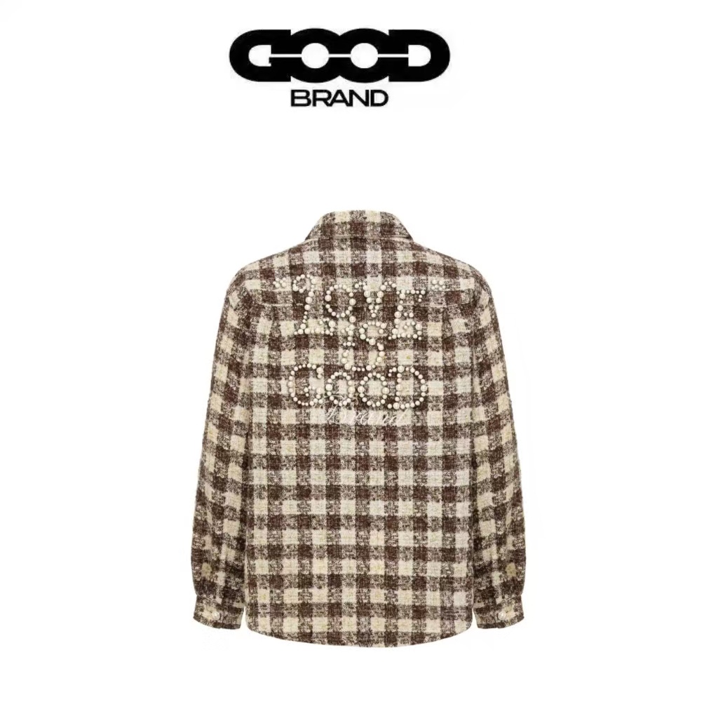 P145
款号:Q07
GOODBRAND LOVE IS GOOD 珍珠小香风 哈尔格纹时尚高级长袖衬衫外套
面料:定制轻奢高级感小香风哈尔格纹面料
工艺:全套定制高端珍珠,对位拼接,重工高精密刺绣工艺,当红炸子鸡必备,上身帅爆了!原版开模定制哈尔格纹面料,立挺有型,光泽感拉满,自带高级效果,上手体验满满质感!激光切割,原版对位拼接裁剪,非常耗时耗料,宽松的版型,百搭任何身材。工艺方面前后全原版开模定制珍珠,高端进口机器一个一个铆上去,两侧对位拼接,加以重工高精密饱满刺绣,内里防扎身衬布设计,真真正正的是一件艺术品,非常重工款!
辅料:全套定制三标辅料,扫码直进官网。下摆原版开模定制刺绣贴布标,依旧是定制原版四联彩色大吊卡,绝对的超级重工款
🔻 原版原包装袋,水洗二维码扫码进官网
🔻全套定制五金三标辅料,保证最顶的货
🔻性价比拉满,只跟ZP对比,不满意随意退换
⚠️注:珍珠烫片工艺为延长寿命,专柜建议反过来轻柔手洗自然晾干,切勿机洗~
颜色:红色、咖色
尺码: S - XL
肩宽 胸围 前长 后衣长
S 45 114 67 71
M 47 118 69 73
L 49 122 71 75
XL 51 126 73 77
【GOODBRAND】
品牌定位:国内中高端国潮品牌,产品涵盖服饰、鞋履、配饰等,主打小众高端路线。
设计特色:运用太极元素、珍珠刺绣等工艺,结合面包鞋、板鞋等流行款式进行品牌化设计,注重logo印花辨识度。
品牌理念:由设计师顺顺于2020年创立,以“好质量、好审美、好好生活”为核心,强调环保与质感并存,使用再生材料和高定水洗面料。