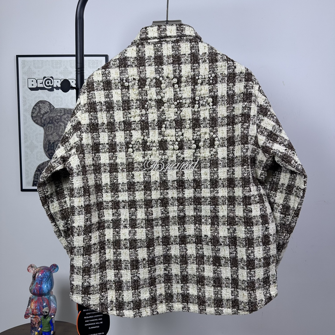 P145
款号:Q07
GOODBRAND LOVE IS GOOD 珍珠小香风 哈尔格纹时尚高级长袖衬衫外套
面料:定制轻奢高级感小香风哈尔格纹面料
工艺:全套定制高端珍珠,对位拼接,重工高精密刺绣工艺,当红炸子鸡必备,上身帅爆了!原版开模定制哈尔格纹面料,立挺有型,光泽感拉满,自带高级效果,上手体验满满质感!激光切割,原版对位拼接裁剪,非常耗时耗料,宽松的版型,百搭任何身材。工艺方面前后全原版开模定制珍珠,高端进口机器一个一个铆上去,两侧对位拼接,加以重工高精密饱满刺绣,内里防扎身衬布设计,真真正正的是一件艺术品,非常重工款!
辅料:全套定制三标辅料,扫码直进官网。下摆原版开模定制刺绣贴布标,依旧是定制原版四联彩色大吊卡,绝对的超级重工款
🔻 原版原包装袋,水洗二维码扫码进官网
🔻全套定制五金三标辅料,保证最顶的货
🔻性价比拉满,只跟ZP对比,不满意随意退换
⚠️注:珍珠烫片工艺为延长寿命,专柜建议反过来轻柔手洗自然晾干,切勿机洗~
颜色:红色、咖色
尺码: S - XL
肩宽 胸围 前长 后衣长
S 45 114 67 71
M 47 118 69 73
L 49 122 71 75
XL 51 126 73 77
【GOODBRAND】
品牌定位:国内中高端国潮品牌,产品涵盖服饰、鞋履、配饰等,主打小众高端路线。
设计特色:运用太极元素、珍珠刺绣等工艺,结合面包鞋、板鞋等流行款式进行品牌化设计,注重logo印花辨识度。
品牌理念:由设计师顺顺于2020年创立,以“好质量、好审美、好好生活”为核心,强调环保与质感并存,使用再生材料和高定水洗面料。