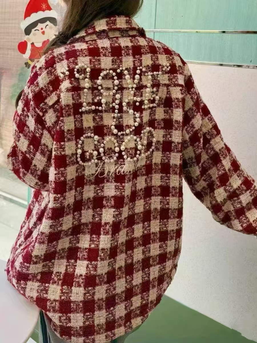 P145(模特图)
款号:Q07
GOODBRAND LOVE IS GOOD 珍珠小香风 哈尔格纹时尚高级长袖衬衫外套
面料:定制轻奢高级感小香风哈尔格纹面料
工艺:全套定制高端珍珠,对位拼接,重工高精密刺绣工艺,当红炸子鸡必备,上身帅爆了!原版开模定制哈尔格纹面料,立挺有型,光泽感拉满,自带高级效果,上手体验满满质感!激光切割,原版对位拼接裁剪,非常耗时耗料,宽松的版型,百搭任何身材。工艺方面前后全原版开模定制珍珠,高端进口机器一个一个铆上去,两侧对位拼接,加以重工高精密饱满刺绣,内里防扎身衬布设计,真真正正的是一件艺术品,非常重工款!
辅料:全套定制三标辅料,扫码直进官网。下摆原版开模定制刺绣贴布标,依旧是定制原版四联彩色大吊卡,绝对的超级重工款
🔻 原版原包装袋,水洗二维码扫码进官网
🔻全套定制五金三标辅料,保证最顶的货
🔻性价比拉满,只跟ZP对比,不满意随意退换
⚠️注:珍珠烫片工艺为延长寿命,专柜建议反过来轻柔手洗自然晾干,切勿机洗~
颜色:红色、咖色
尺码: S - XL
肩宽 胸围 前长 后衣长
S 45 114 67 71
M 47 118 69 73
L 49 122 71 75
XL 51 126 73 77
【GOODBRAND】
品牌定位:国内中高端国潮品牌,产品涵盖服饰、鞋履、配饰等,主打小众高端路线。
设计特色:运用太极元素、珍珠刺绣等工艺,结合面包鞋、板鞋等流行款式进行品牌化设计,注重logo印花辨识度。
品牌理念:由设计师顺顺于2020年创立,以“好质量、好审美、好好生活”为核心,强调环保与质感并存,使用再生材料和高定水洗面料。