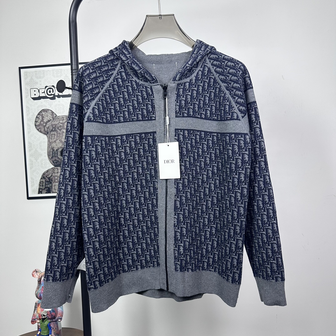 p220
款号:N105
迪奥Dior 双面穿羊绒老花logo连帽针织外套

超级厚实的一款外套!第一面是纯色logo拼接，第二面是Dior经典老花!面料是进口羊绒十羊毛混纺，摸起来如婴儿皮肤般细腻柔软 做工精细 懂货的来！

颜色：灰色 藏青色
尺码：S M L XL