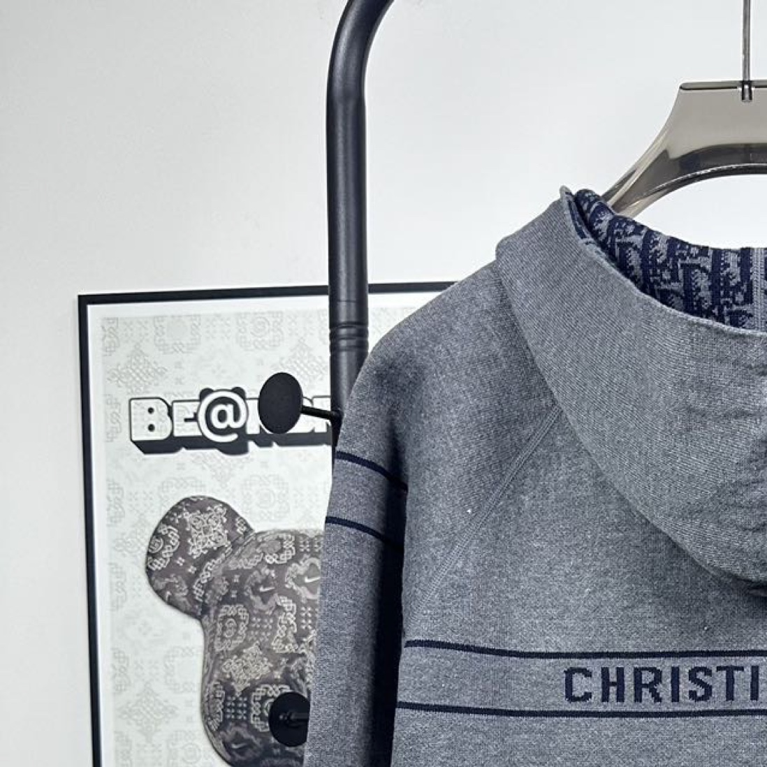 p220
款号:N105
迪奥Dior 双面穿羊绒老花logo连帽针织外套

超级厚实的一款外套!第一面是纯色logo拼接，第二面是Dior经典老花!面料是进口羊绒十羊毛混纺，摸起来如婴儿皮肤般细腻柔软 做工精细 懂货的来！

颜色：灰色 藏青色
尺码：S M L XL